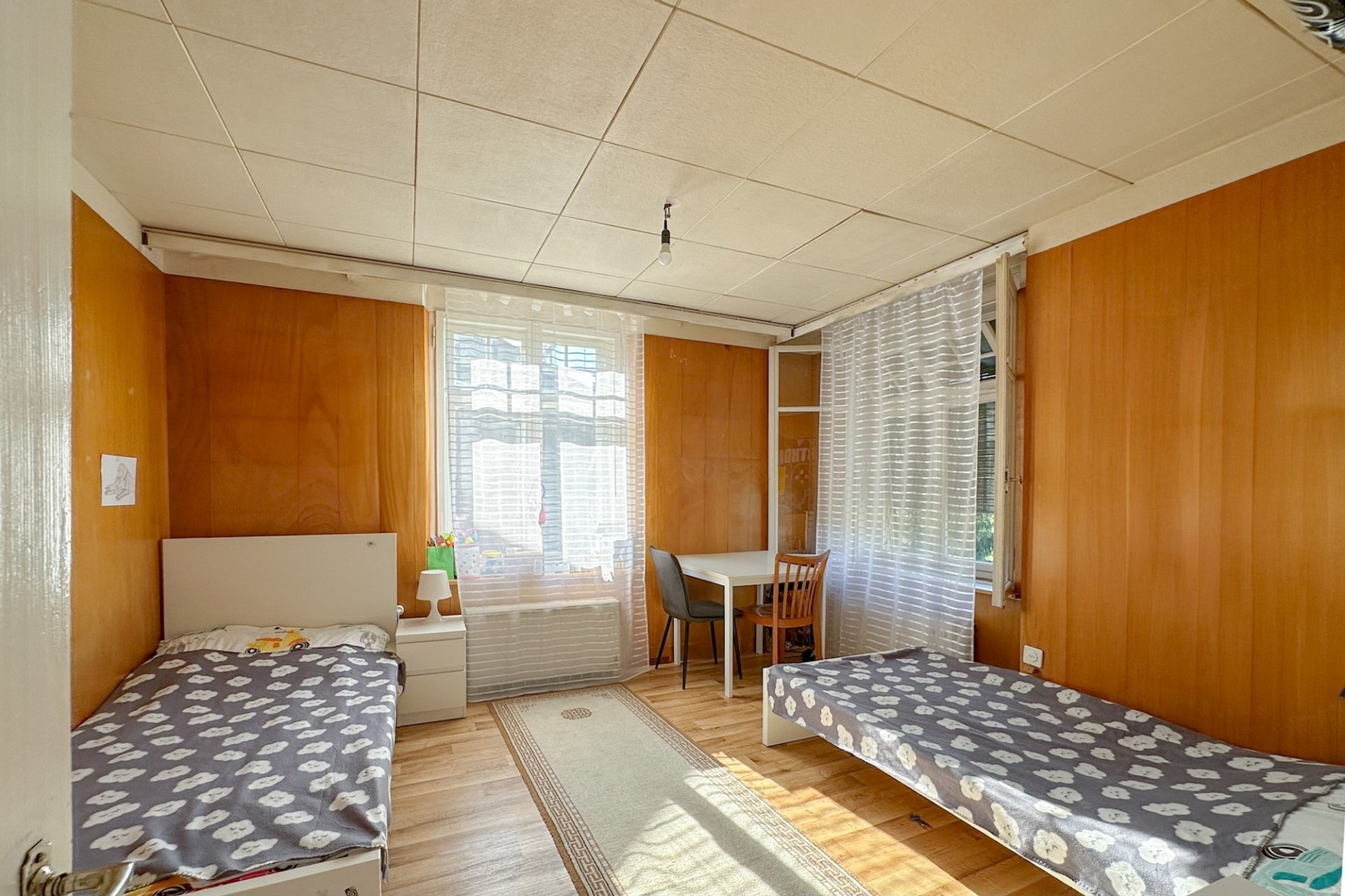 Zweibettzimmer mit Holzwänden