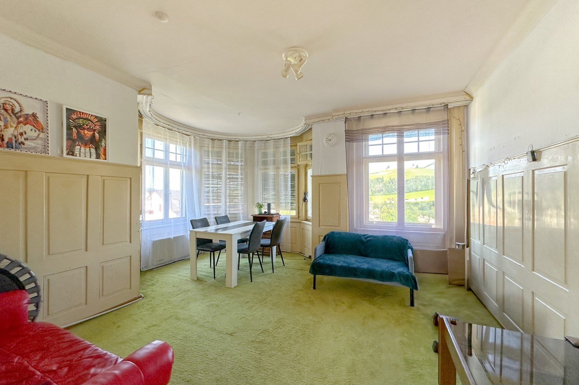 Helles Wohn- oder Esszimmer mit großen Fenstern