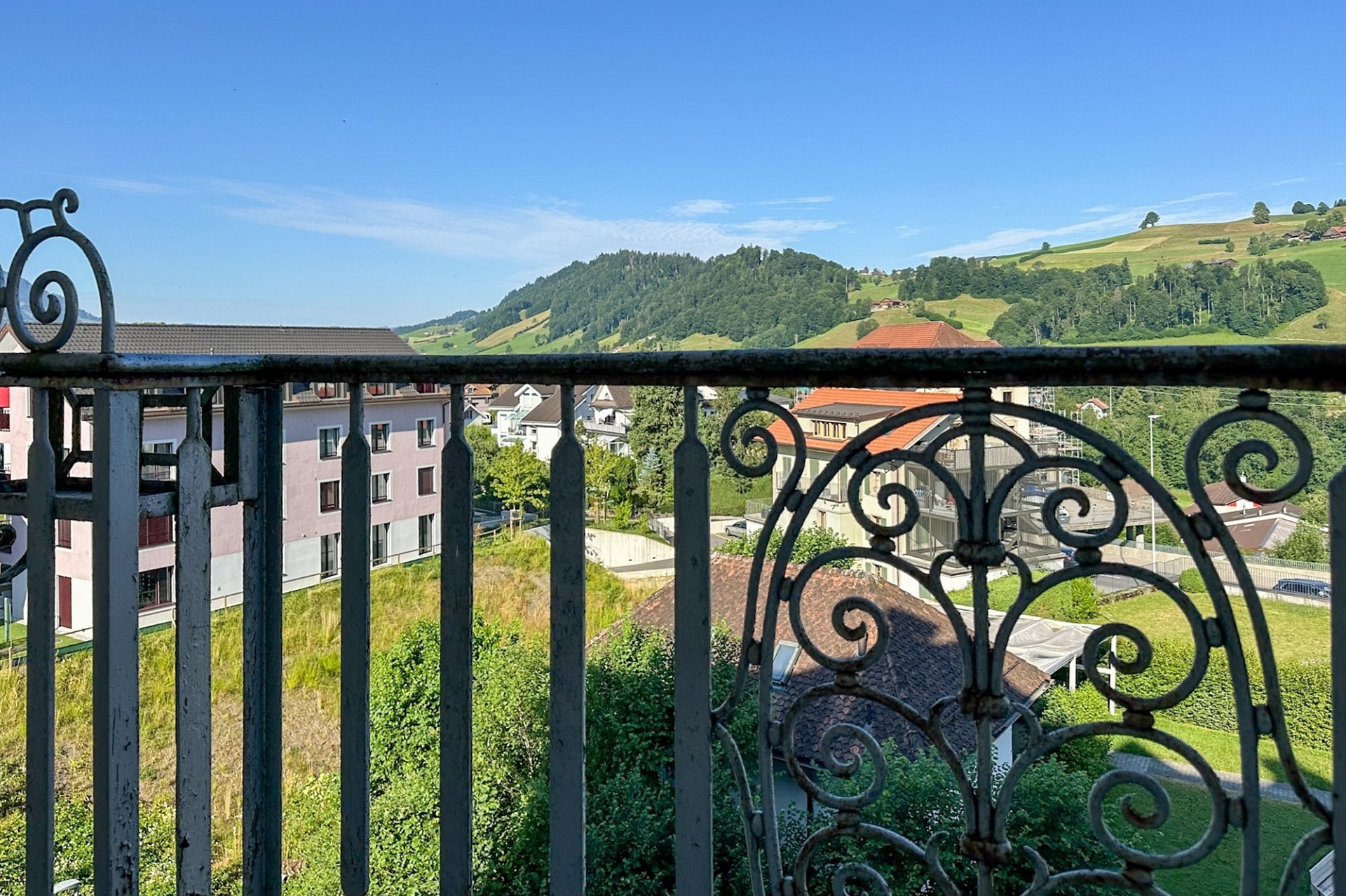 Balkonblick über ein ländliches Tal