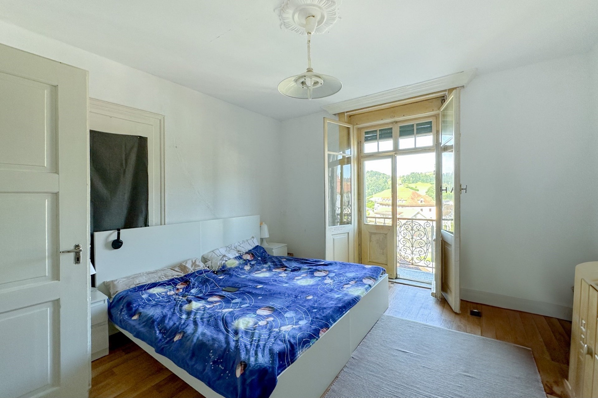 Helles Schlafzimmer mit Balkon