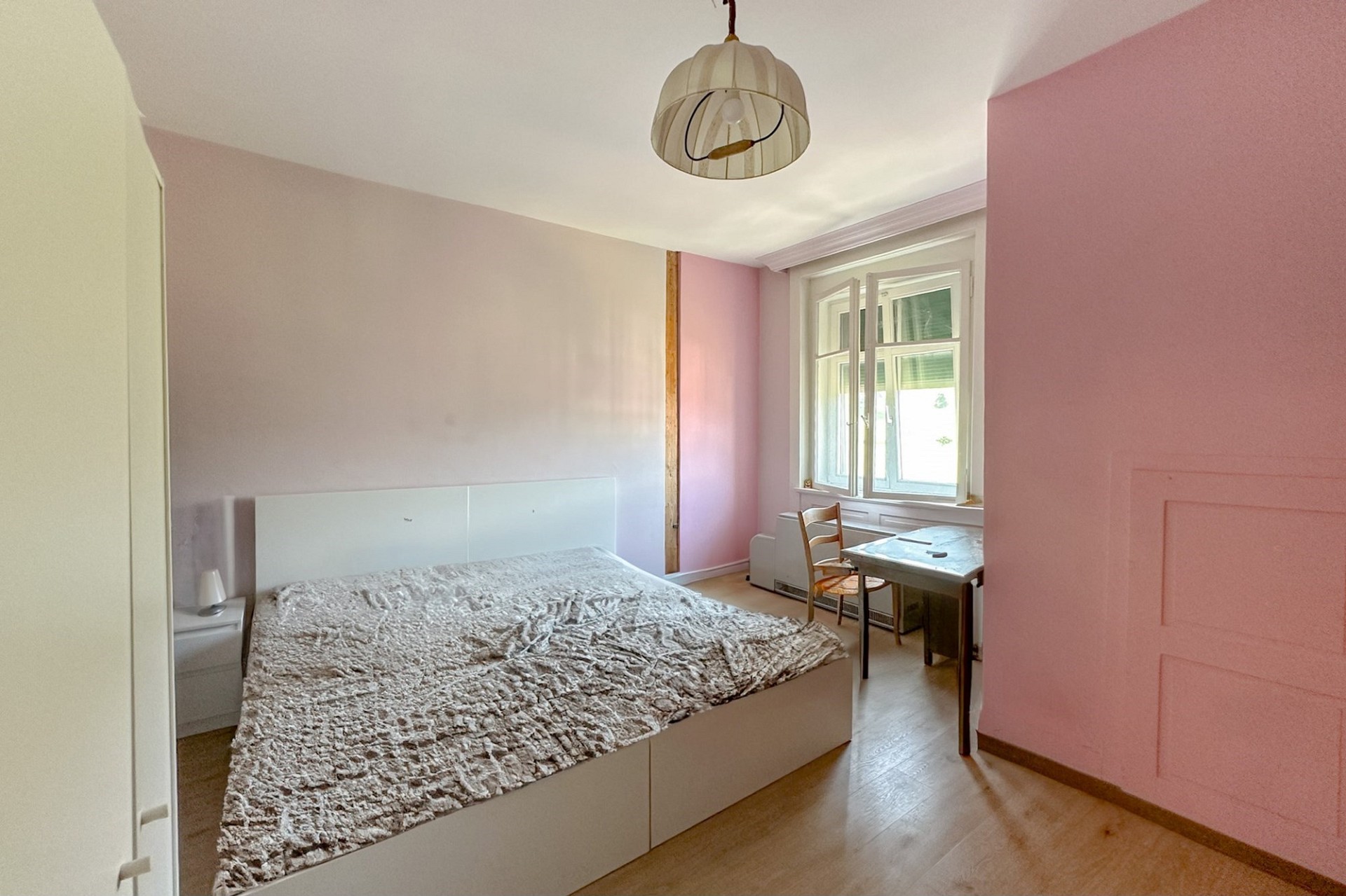 Helles Schlafzimmer mit Pastellwänden