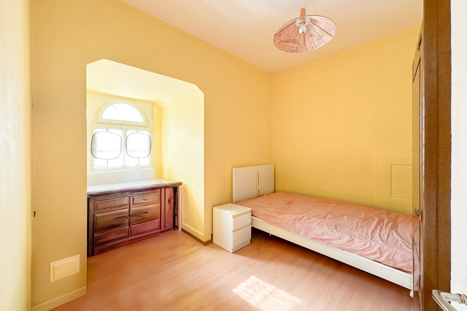Helles Schlafzimmer mit schlichter Möblierung