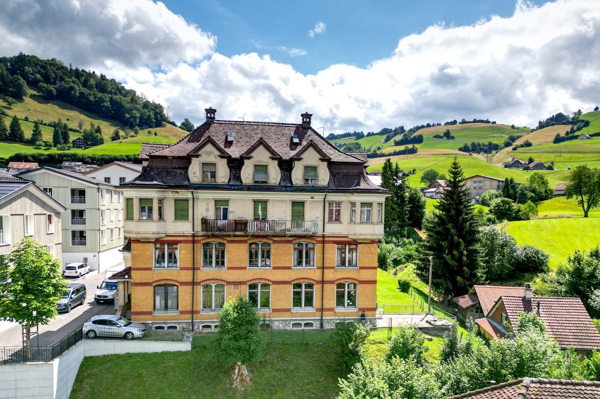 Historisches Wohnhaus in alpiner Hügellandschaft