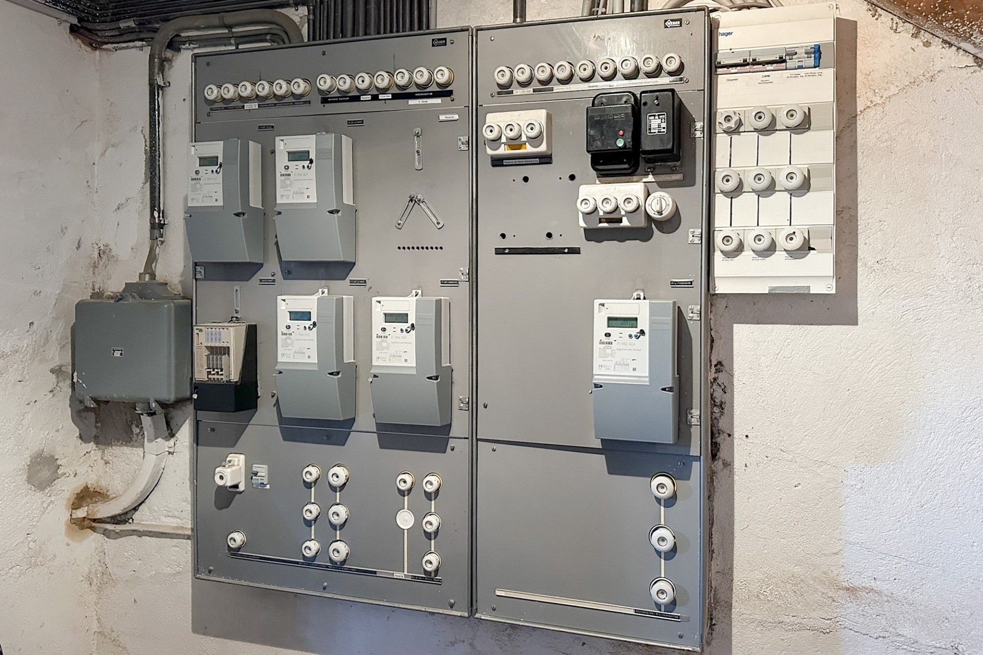 Elektro- und Zählerschrank im Keller