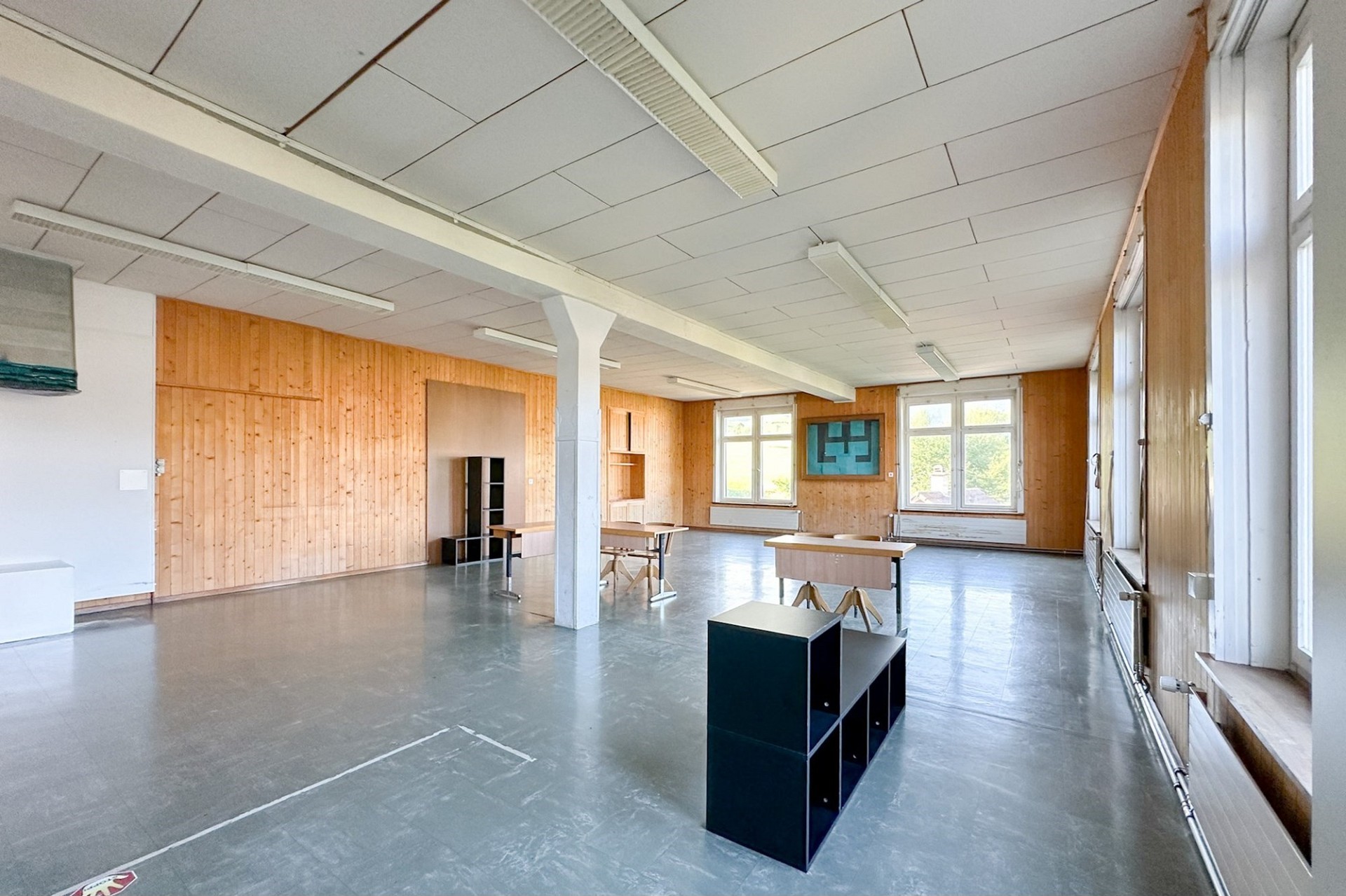 Großer leerer Raum mit Holzverkleidung