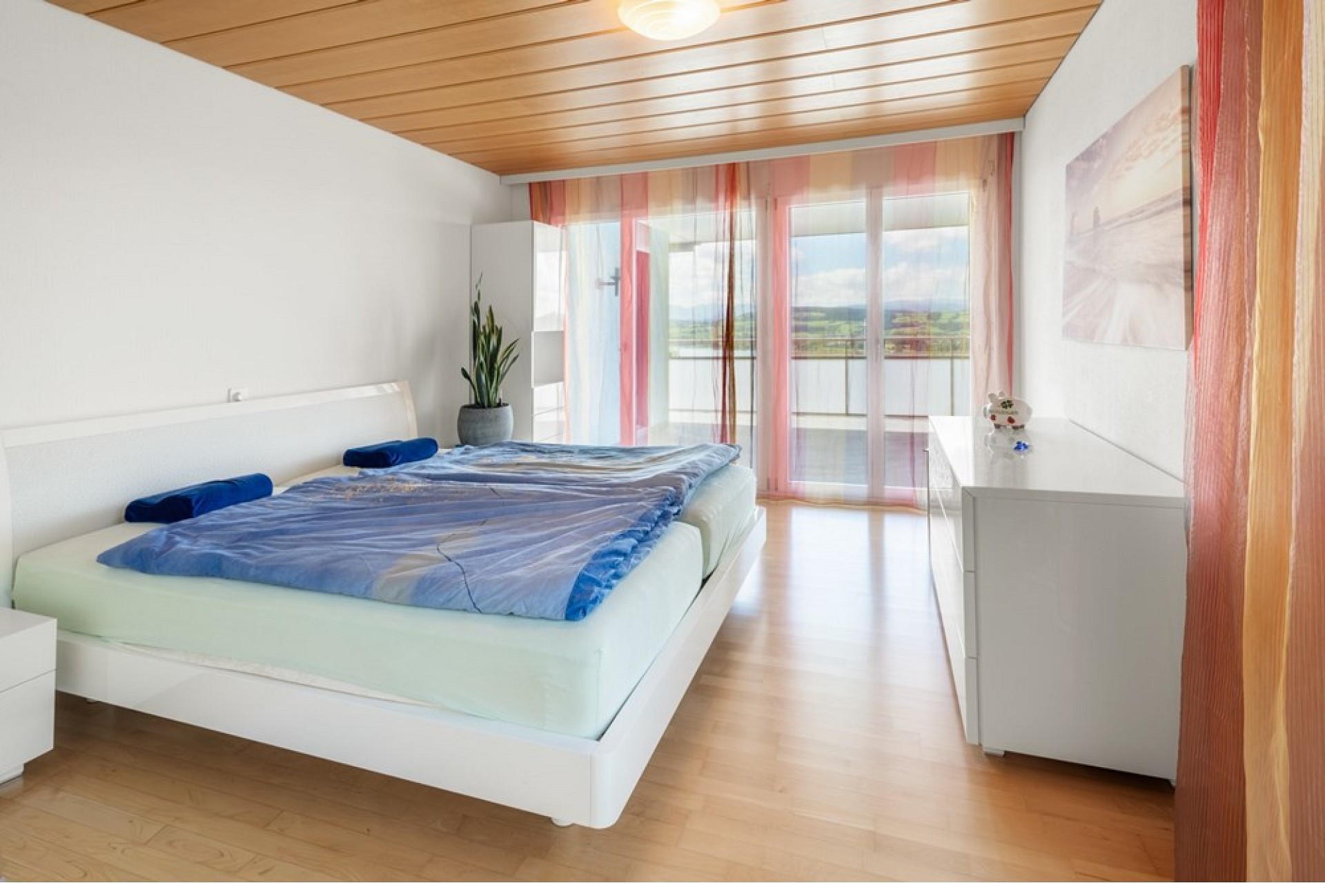 Helles Schlafzimmer mit Balkonblick
