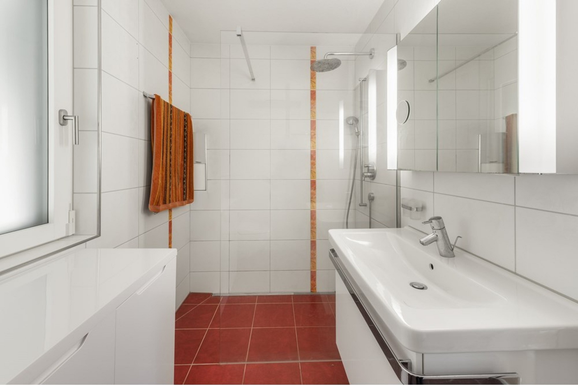 Modernes Badezimmer mit begehbarer Dusche