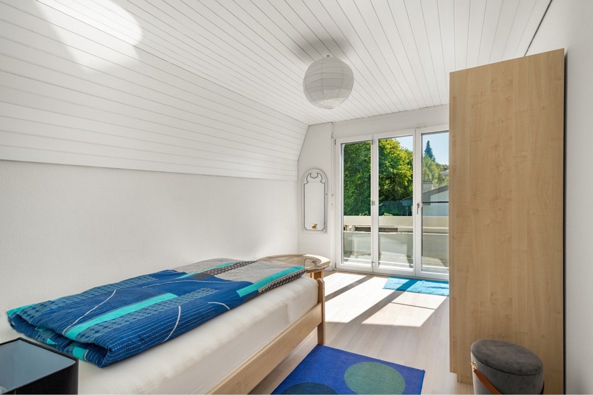Helles Schlafzimmer mit Balkonzugang