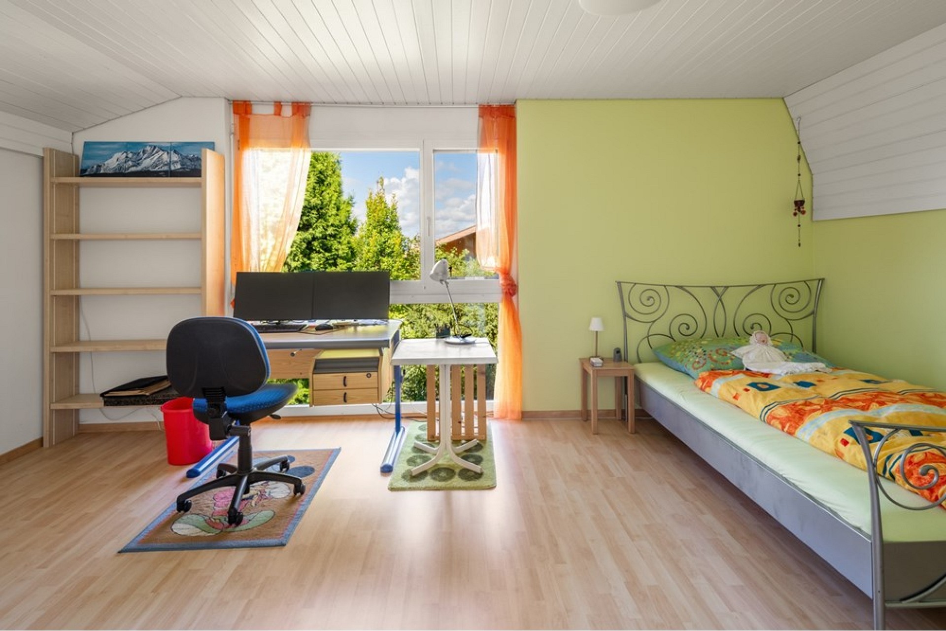 Helles Schlafzimmer mit Arbeitsbereich