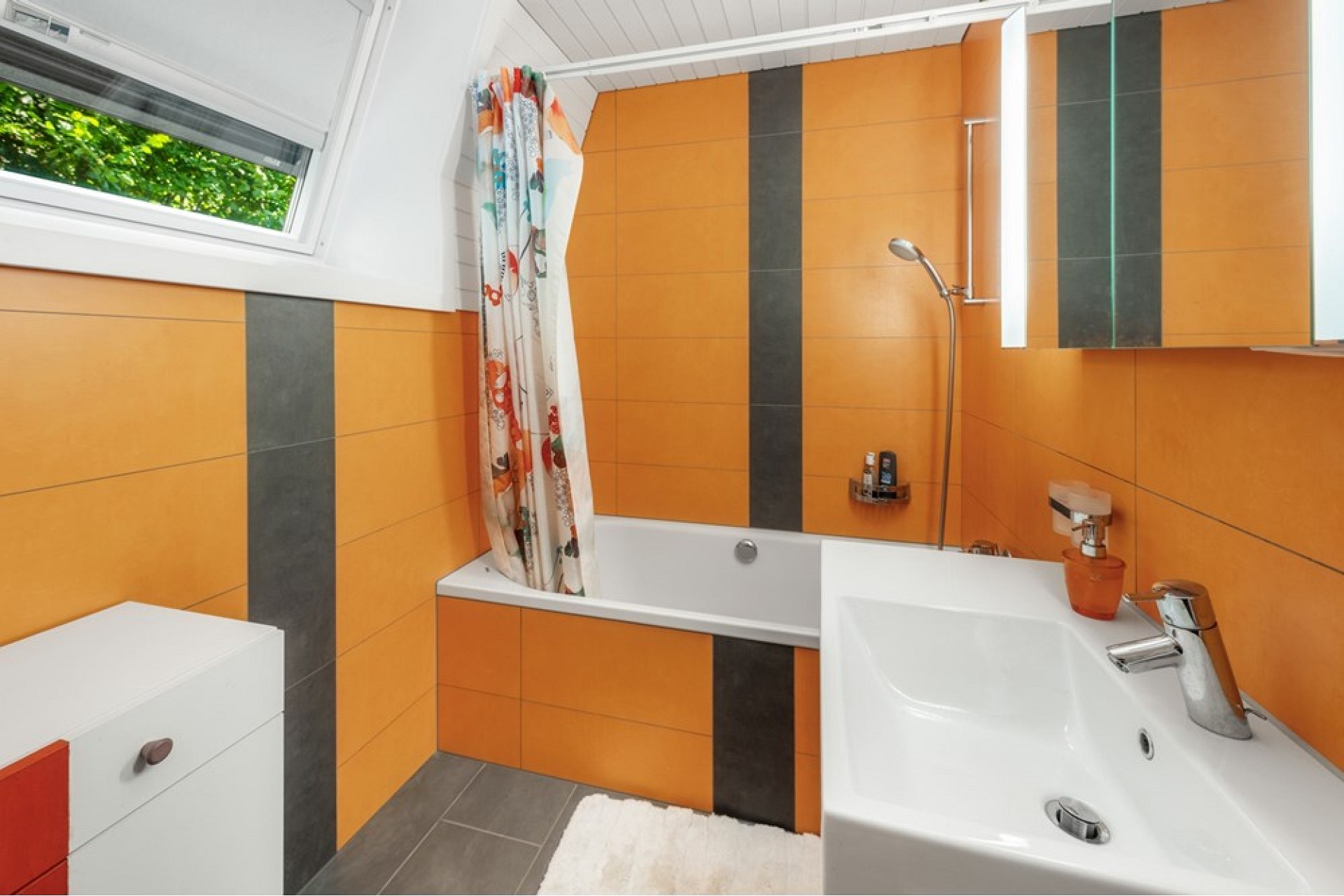 Modernes Badezimmer mit orangefarbenen Fliesen