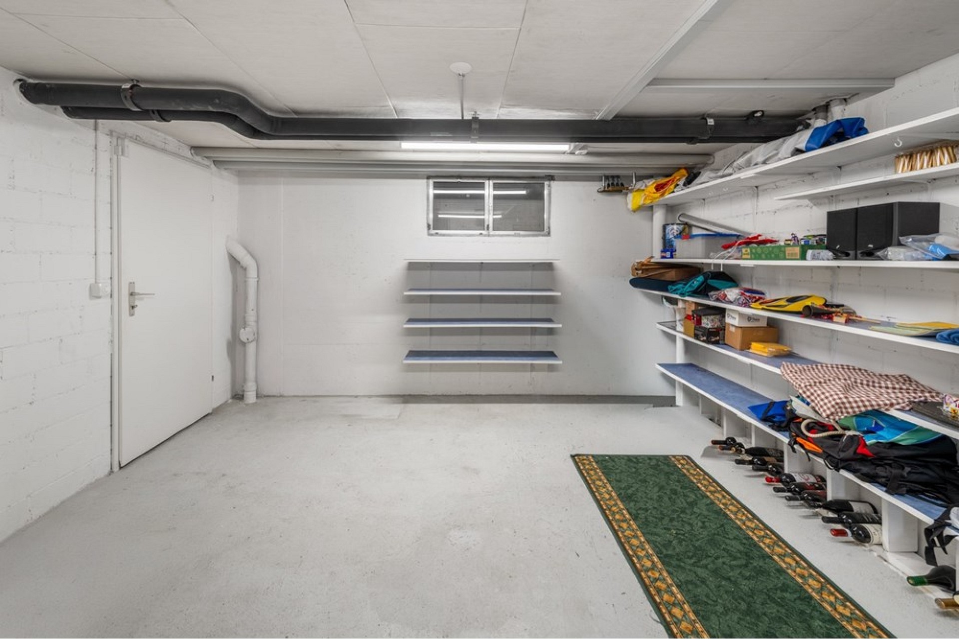 Keller- oder Garagenraum mit Regalen