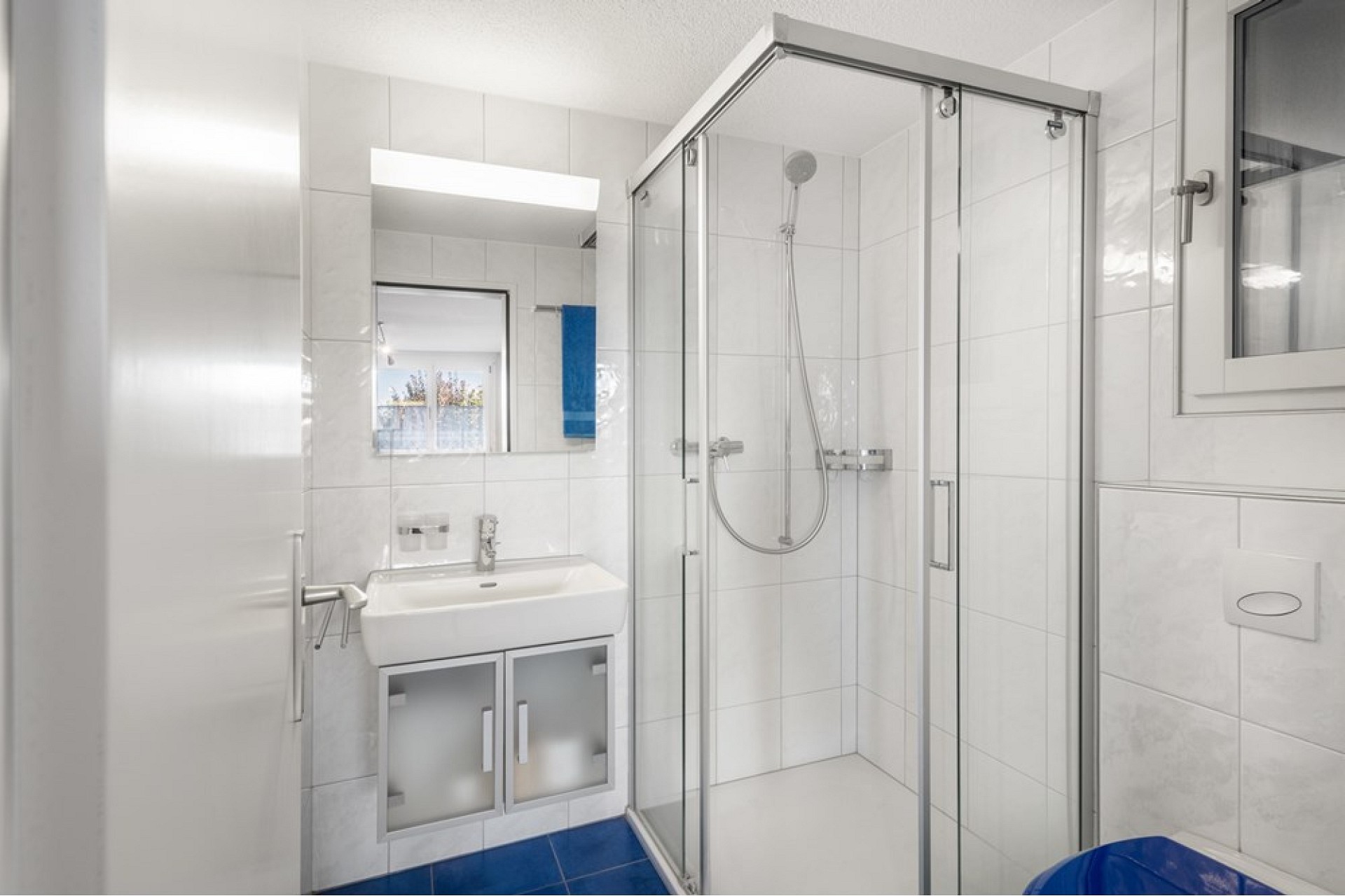Modernes Badezimmer mit Dusche und Waschplatz
