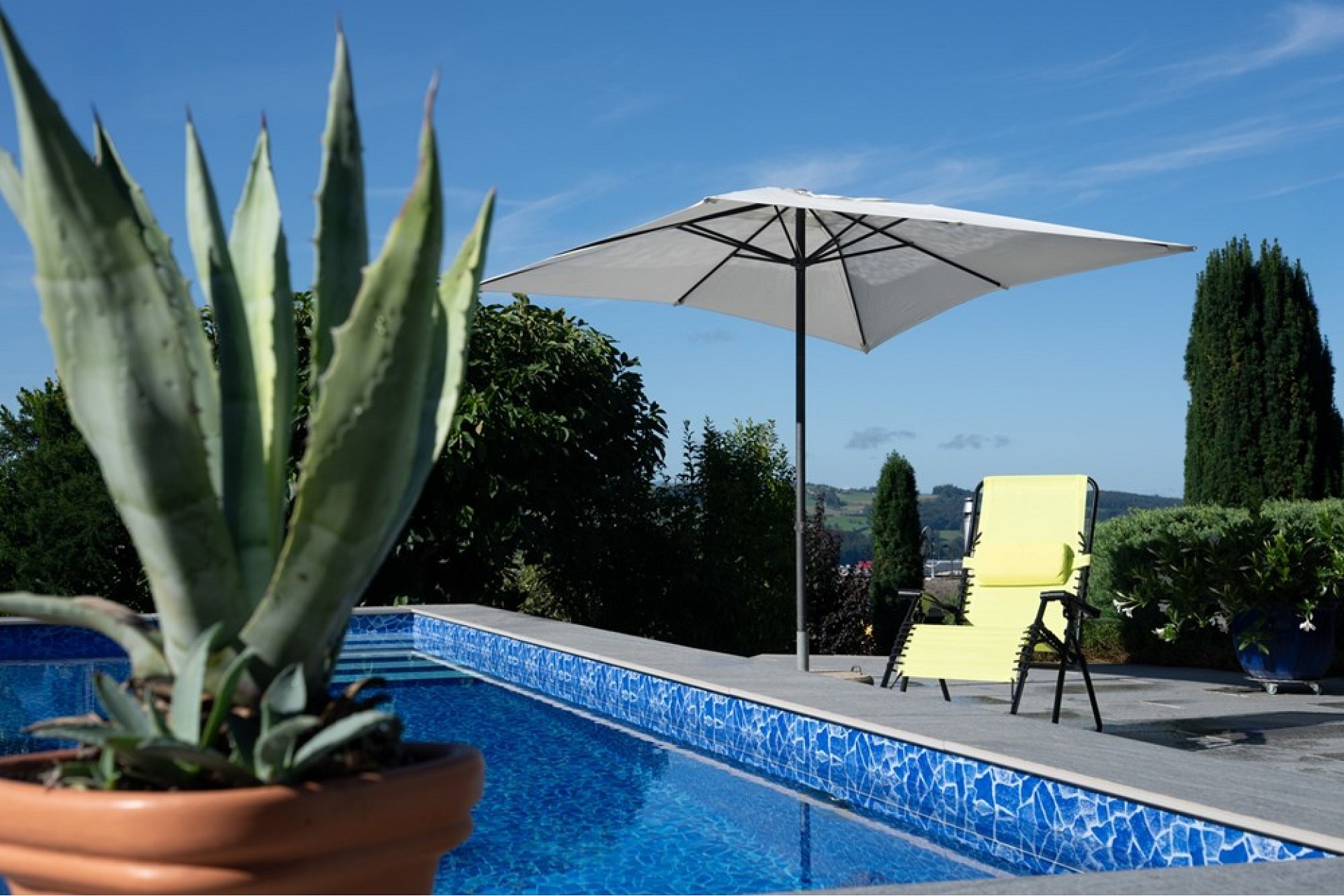 Poolterrasse mit Gartenmöbeln