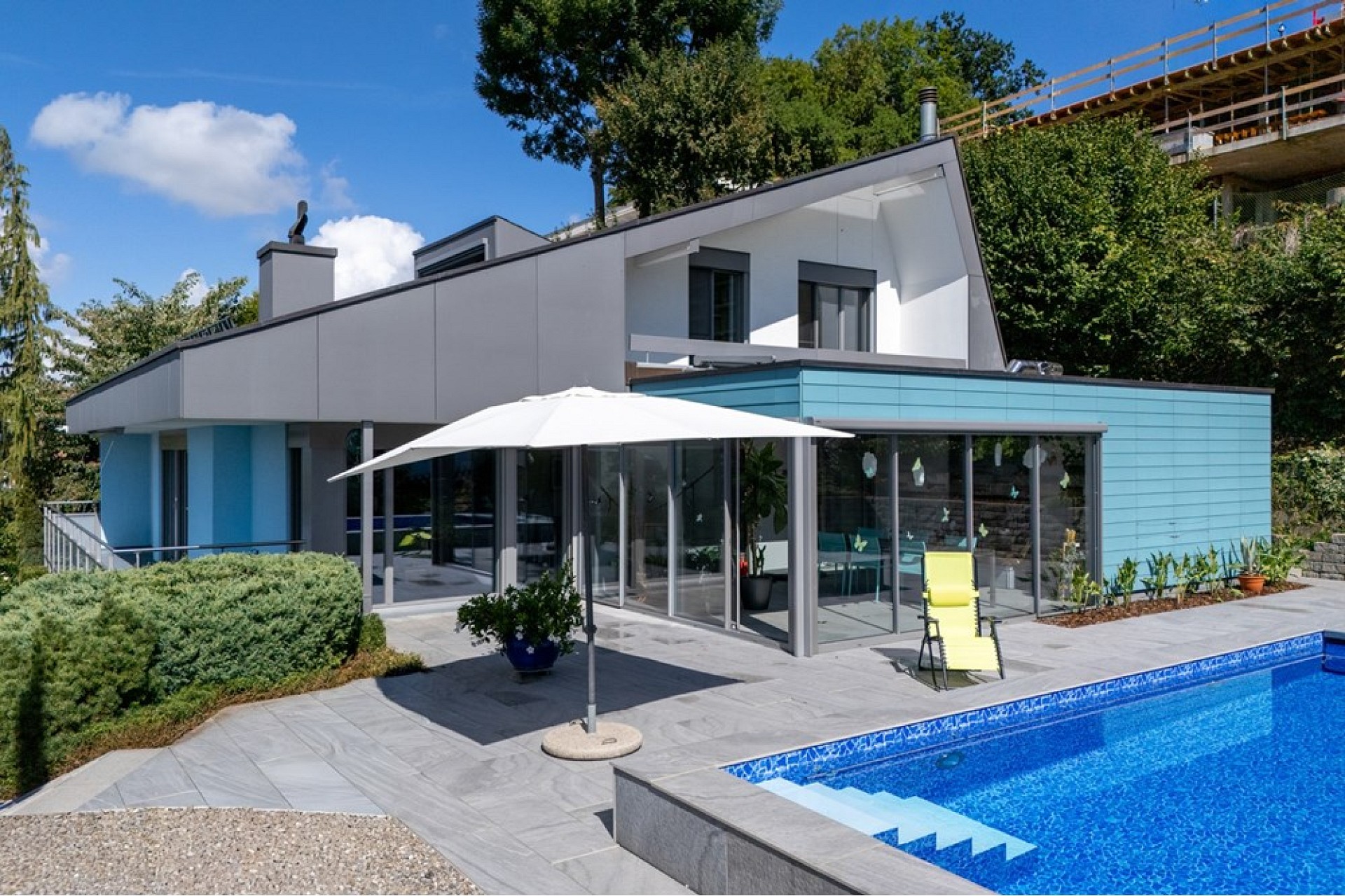 Moderner Außenbereich mit Pool und Terrasse