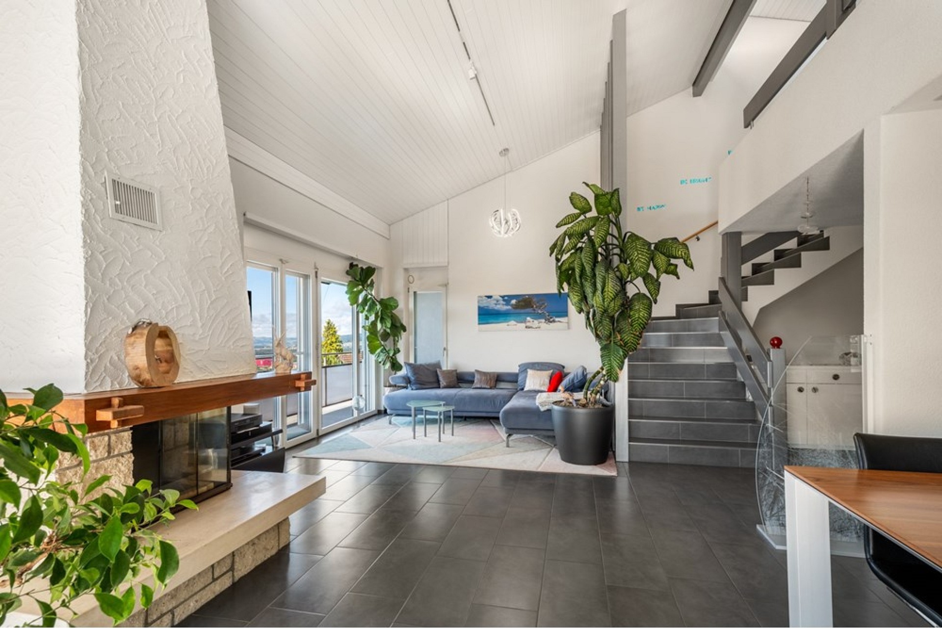 Offener Wohnbereich mit Treppe und Kamin