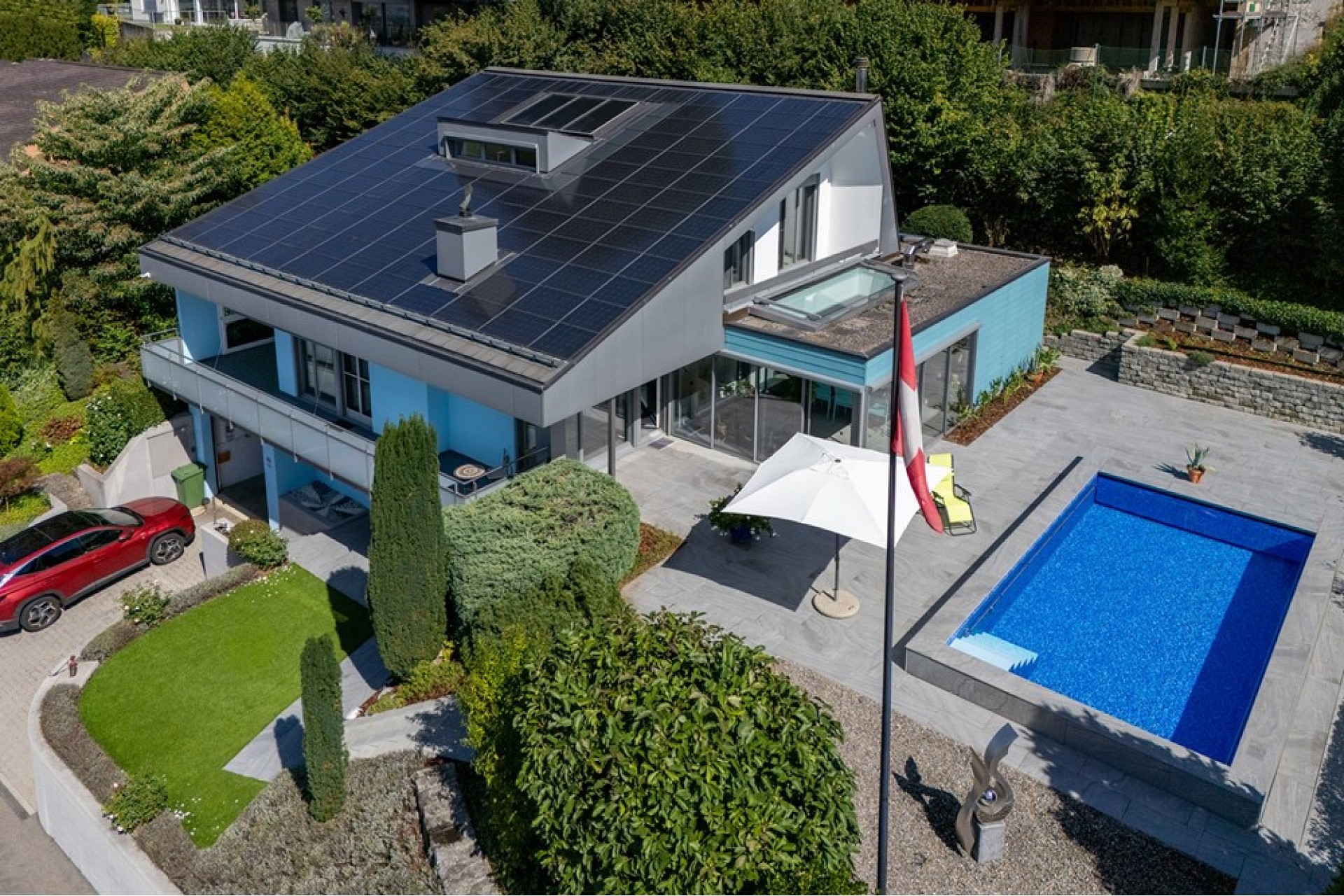 Moderne Villa mit Pool und Solardach
