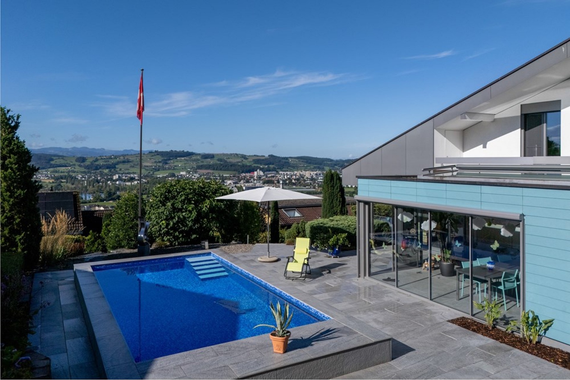 Außenbereich mit Pool und moderner Villa