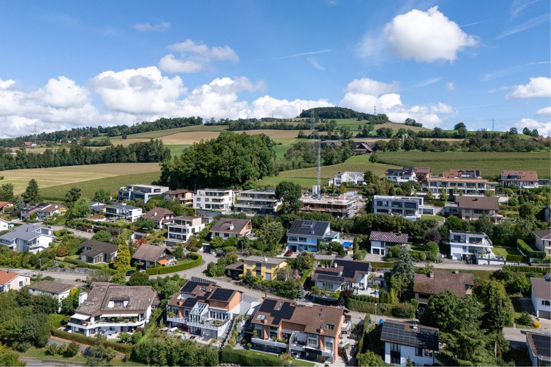 Luftaufnahme eines Wohngebiets mit Hügelblick