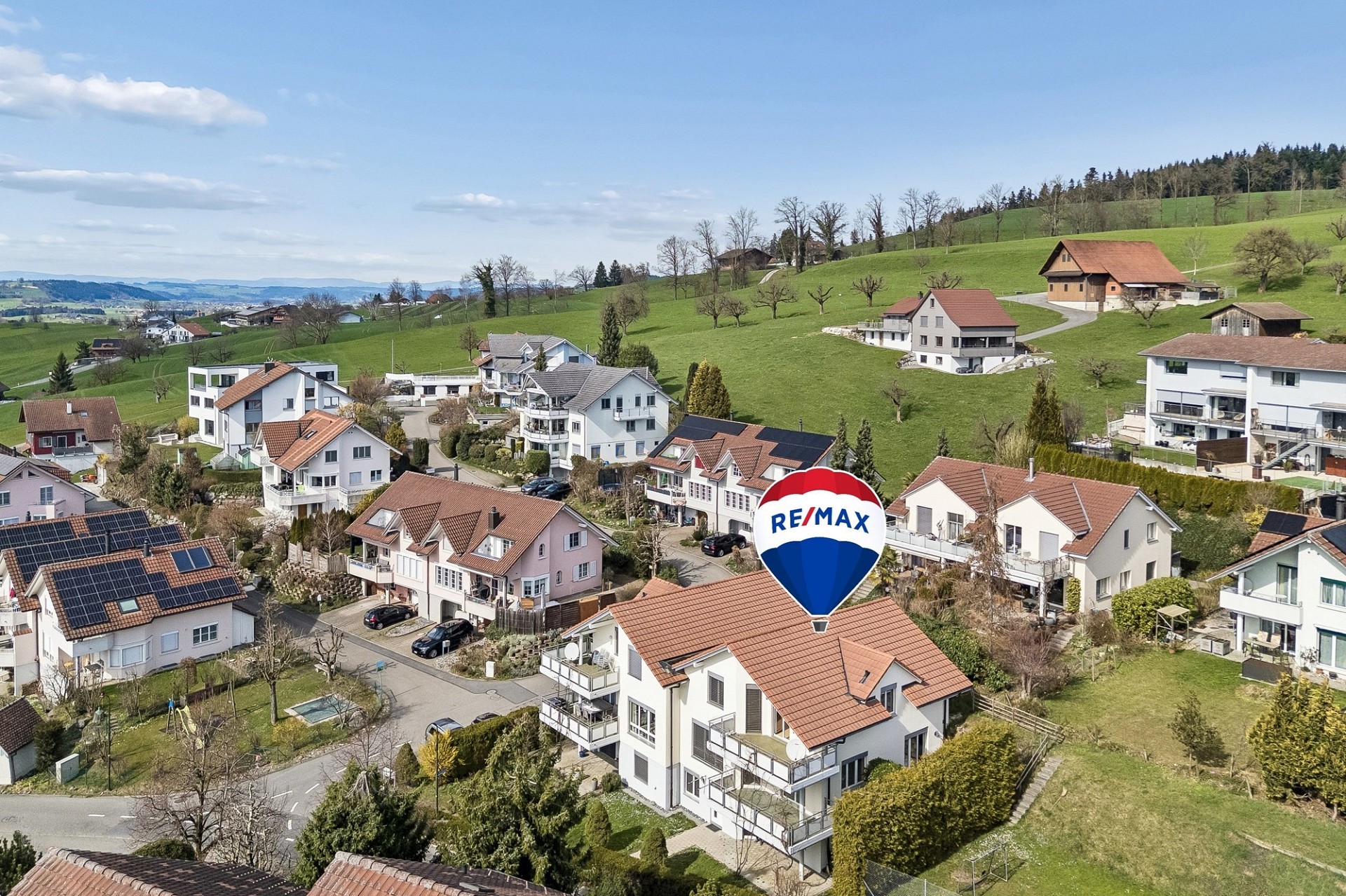 Luftaufnahme eines Wohngebiets in Hanglage