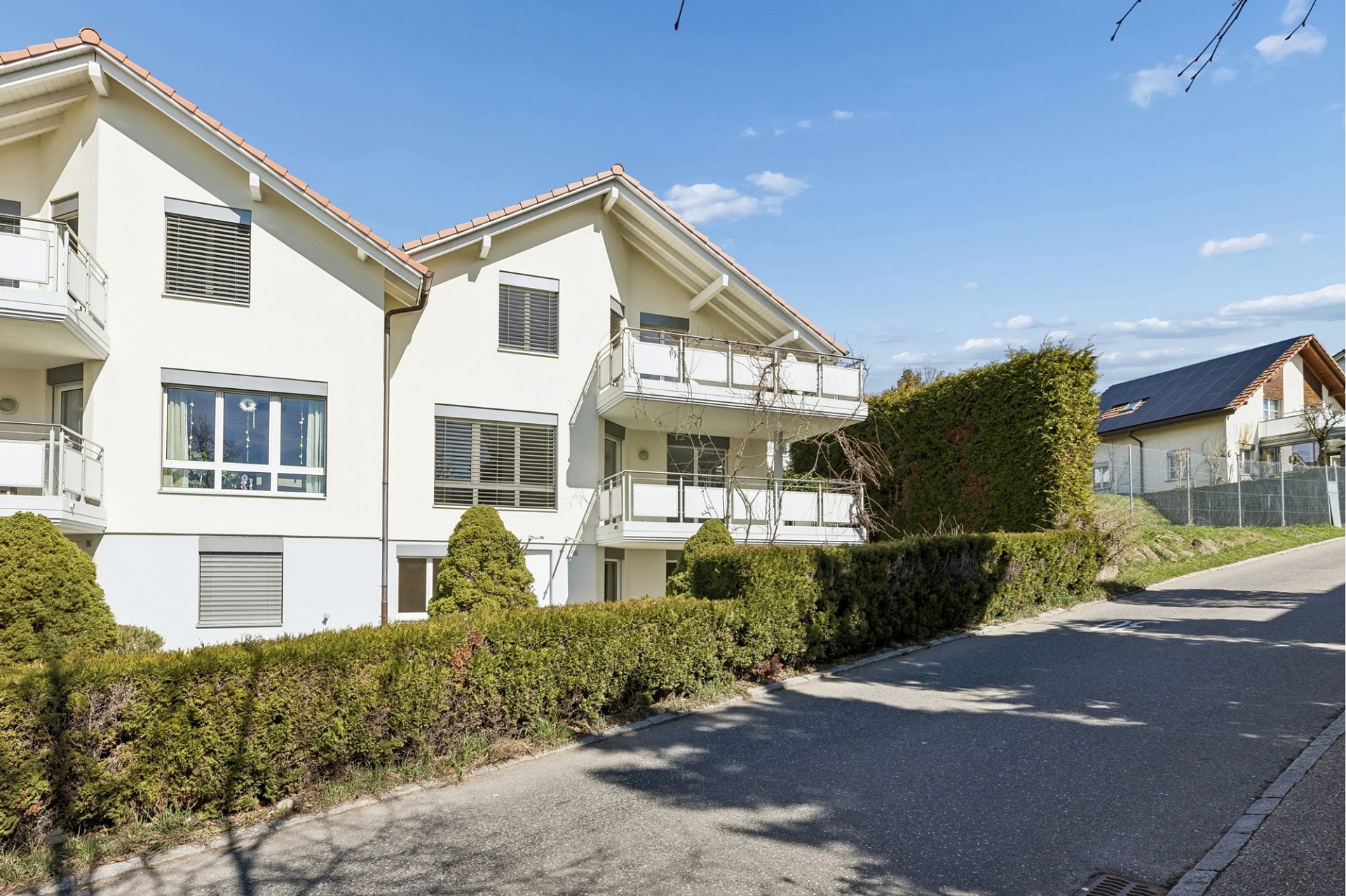 Wohnhaus mit Balkonen an ruhiger Straße