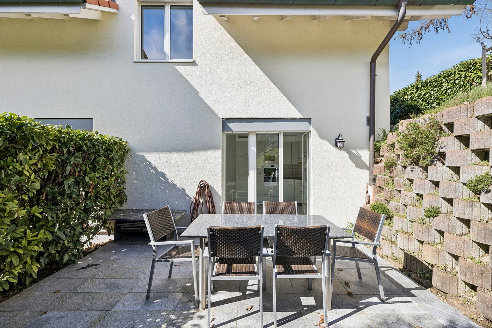 Terrasse mit Essbereich vor dem Haus