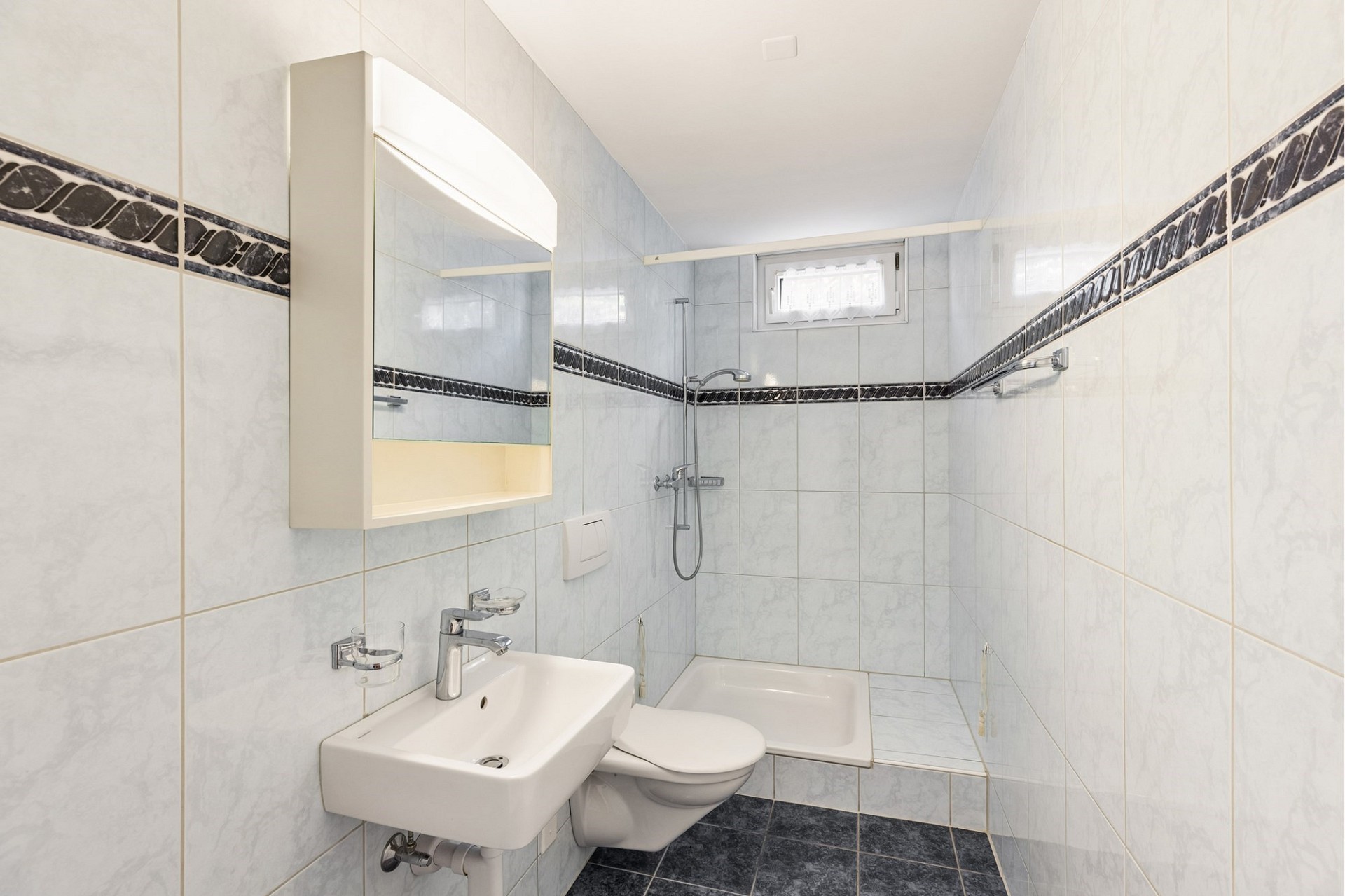 Kompaktes Bad mit Dusche, WC und Waschbecken