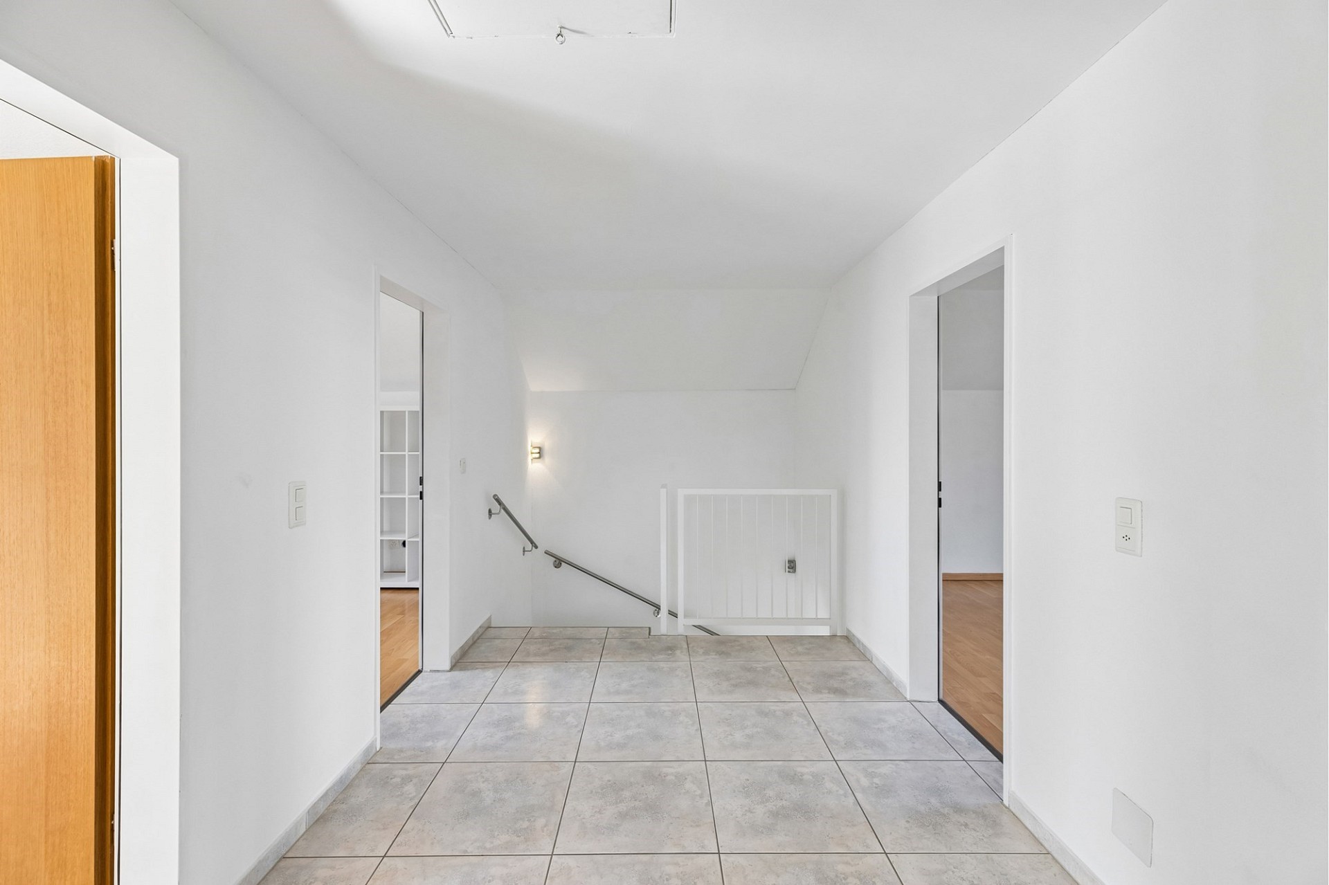 Heller Flur mit Treppe und Dachschrägen