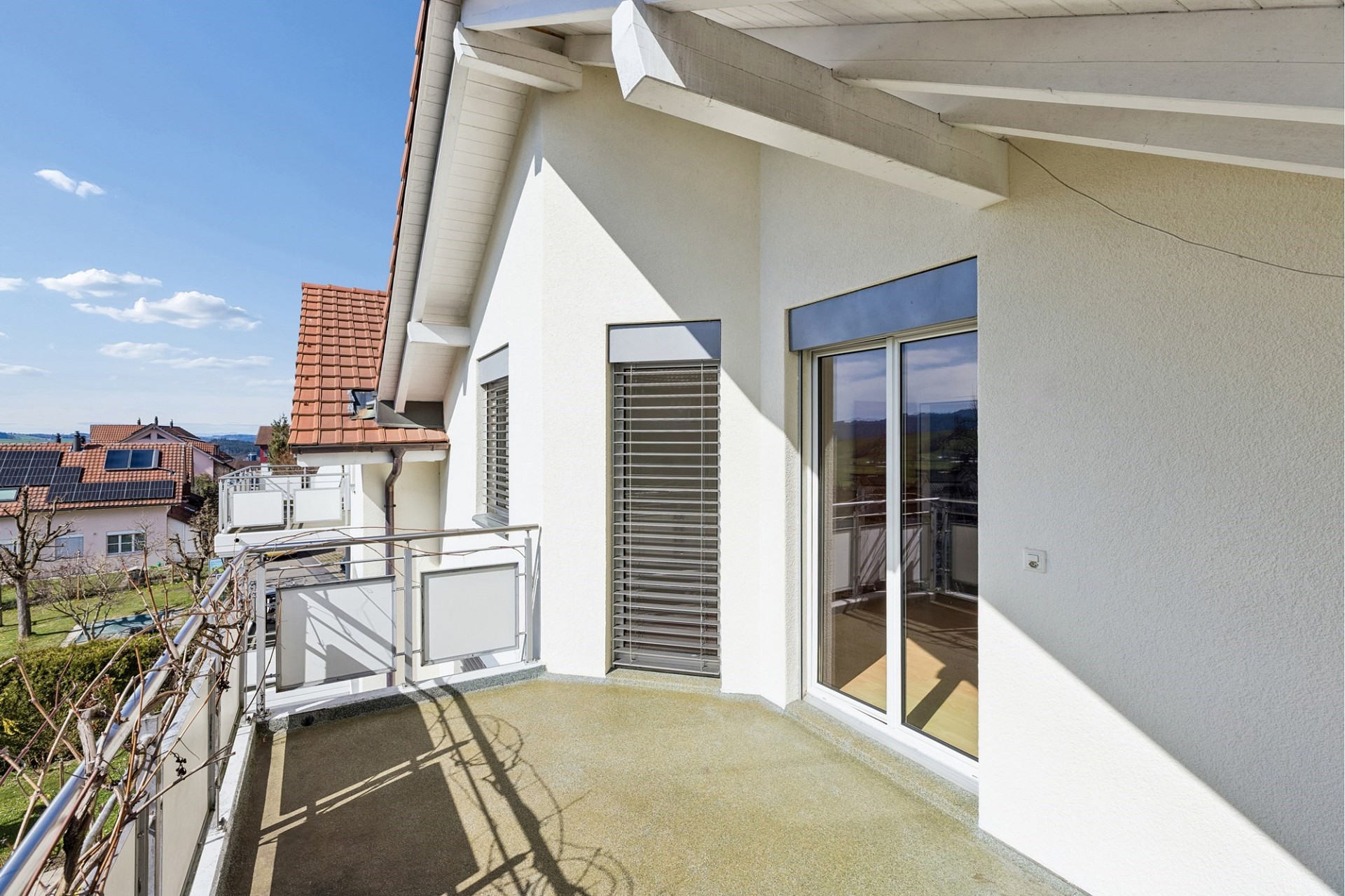 Balkon mit Hausfassade und Ausblick