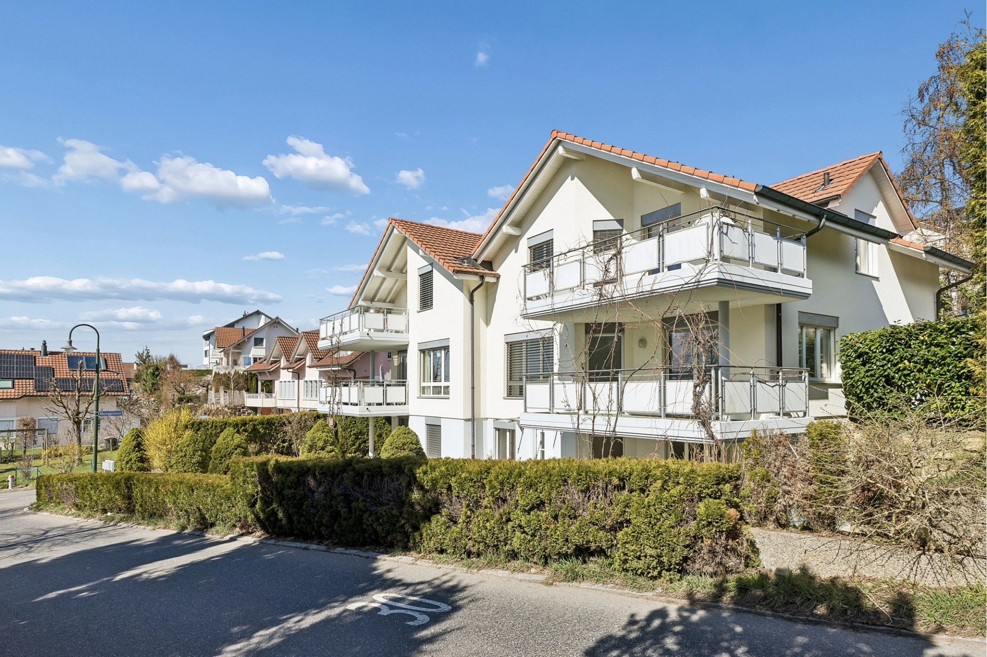 Mehrfamilienhaus mit Balkonen