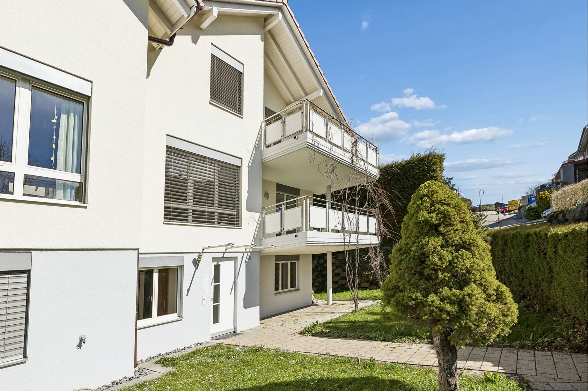 Mehrfamilienhaus mit Balkon und Garten