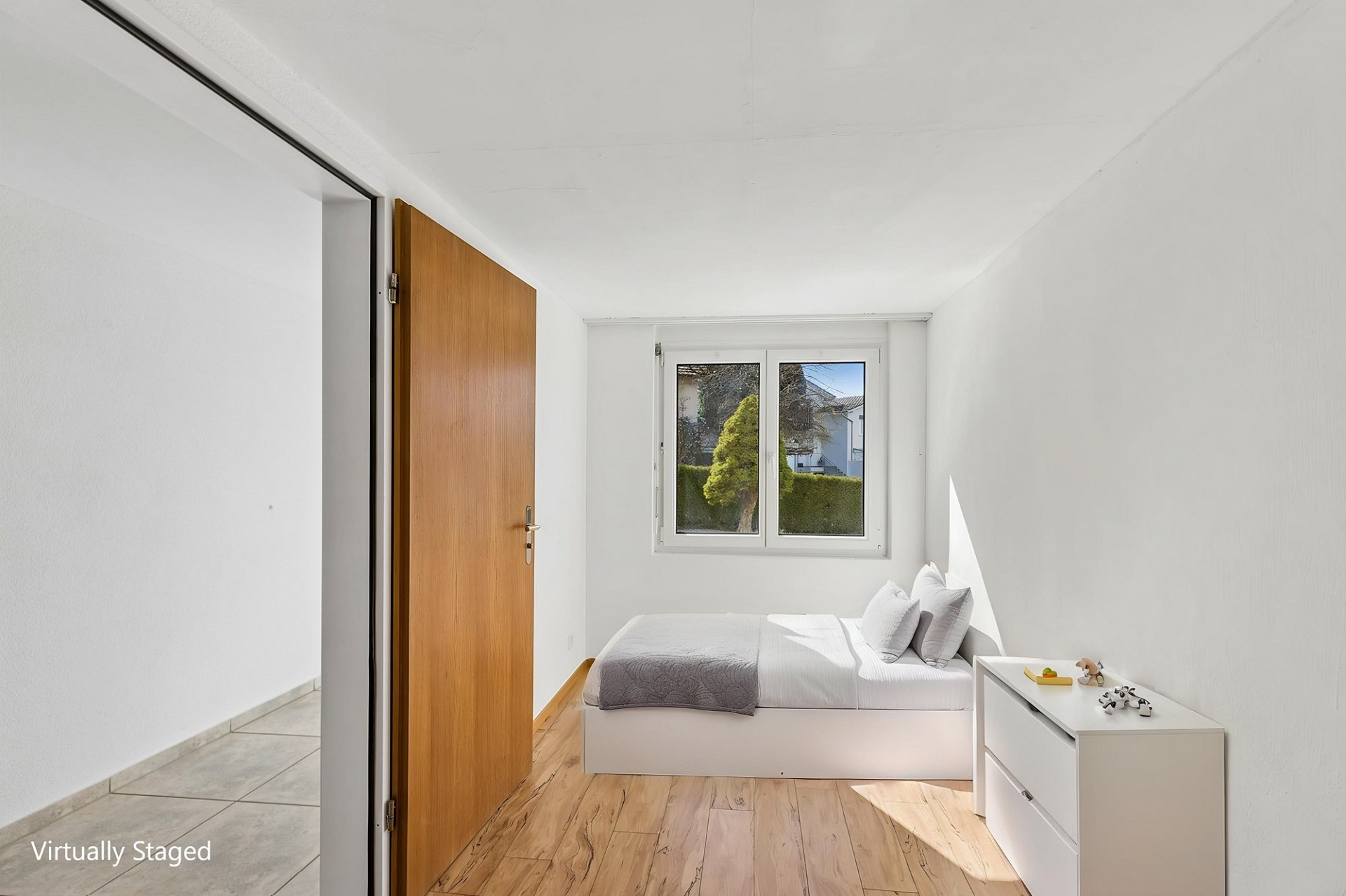 Helles kleines Schlafzimmer mit Staging