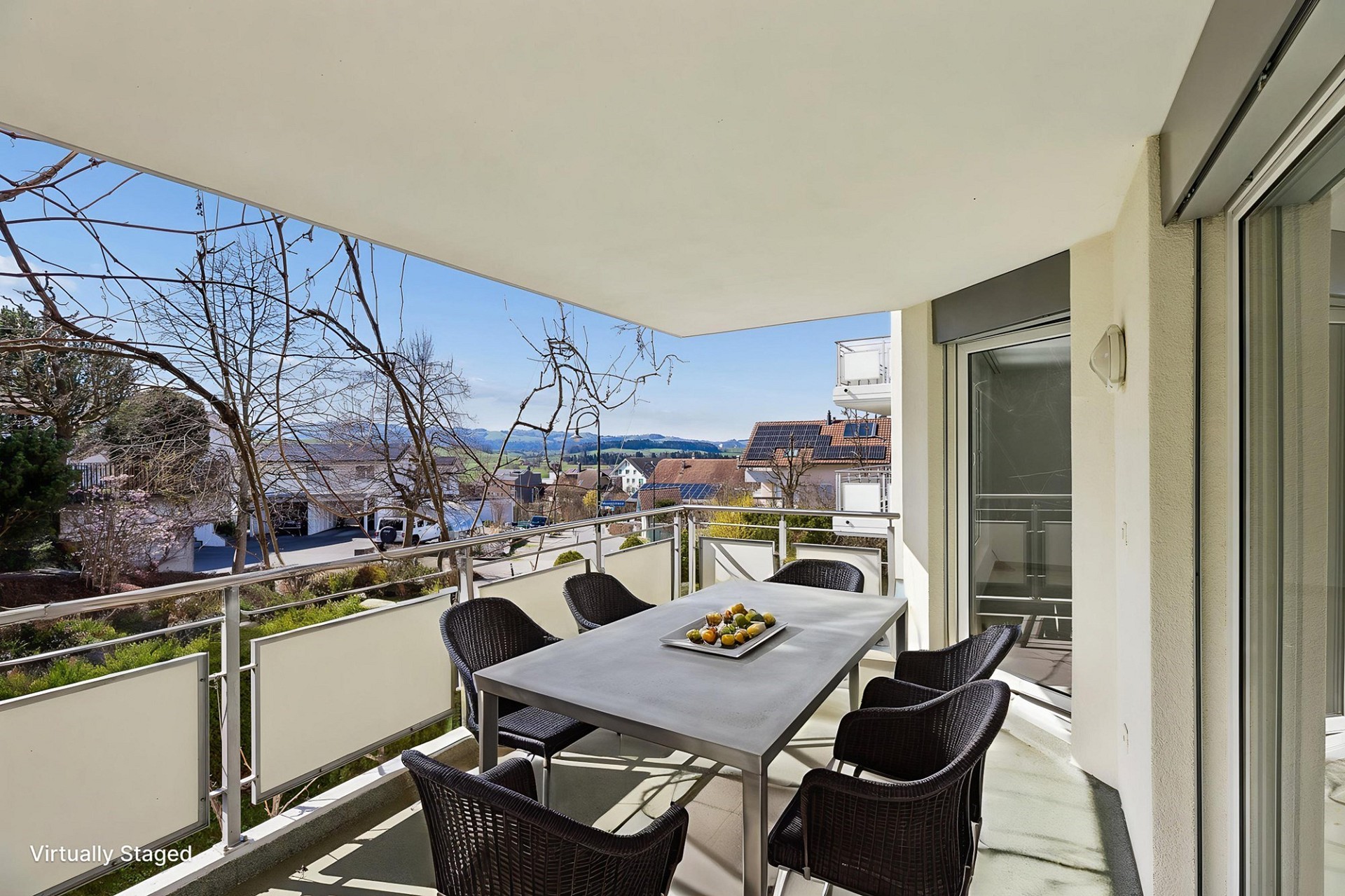 Balkon mit Essbereich und Weitblick