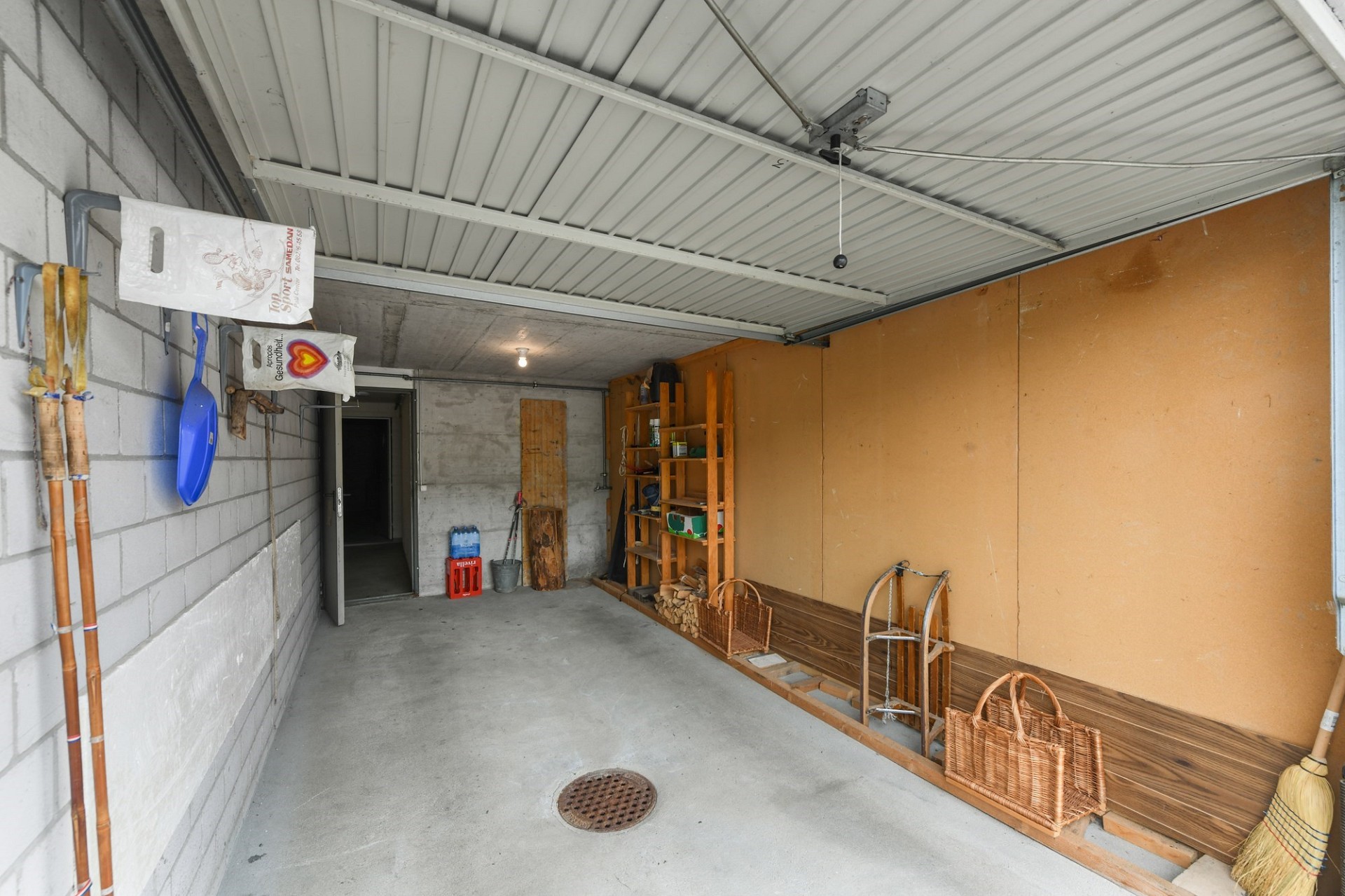 Innenansicht einer einfachen Garage mit Stauraum