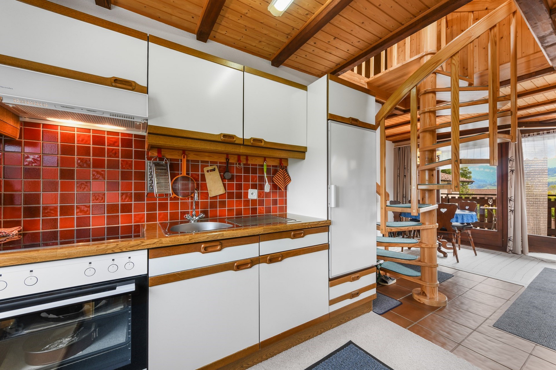 Küche mit Holztreppe und Bergblick
