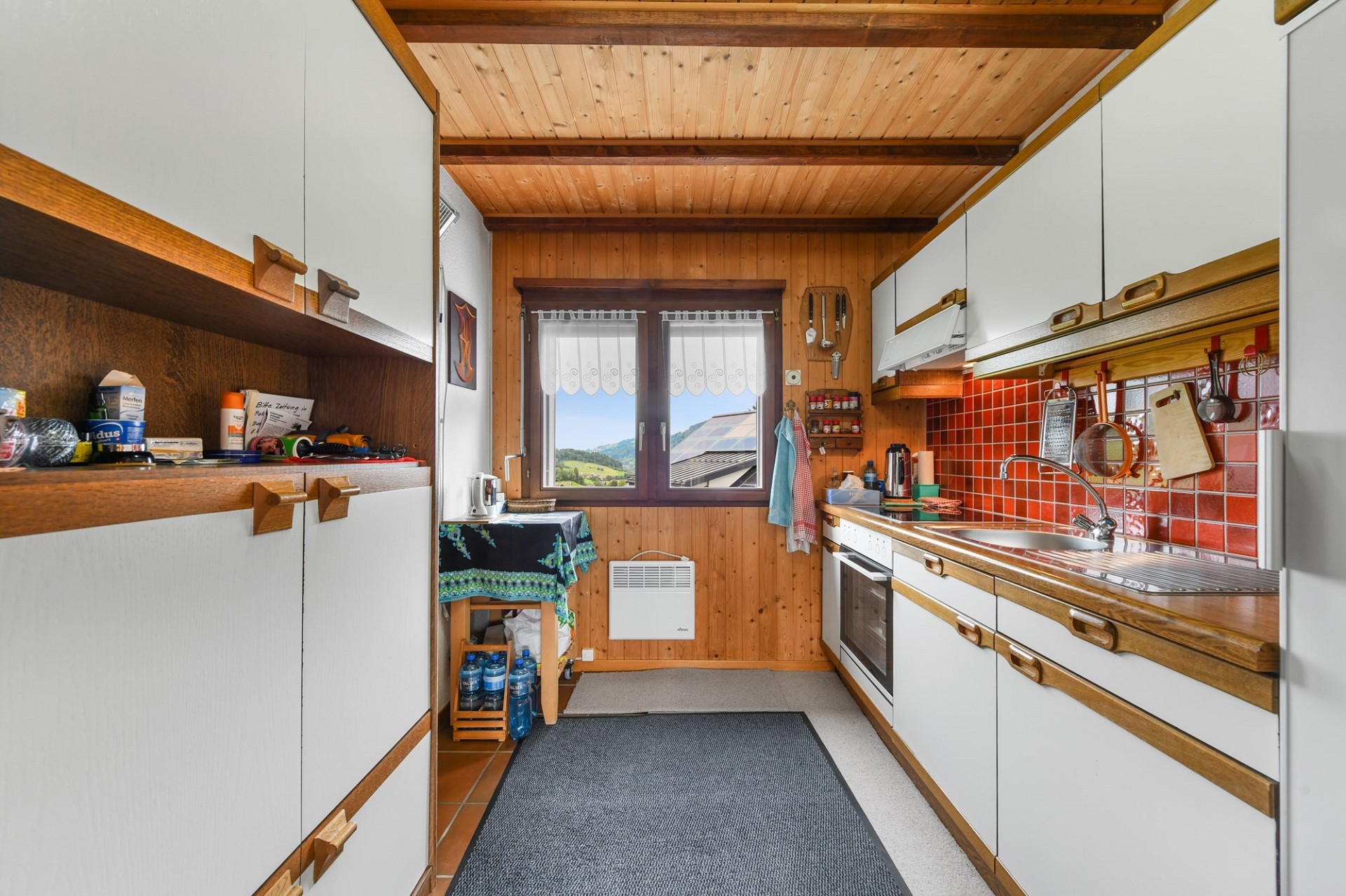 Gemütliche Wohnküche mit Holzvertäfelung