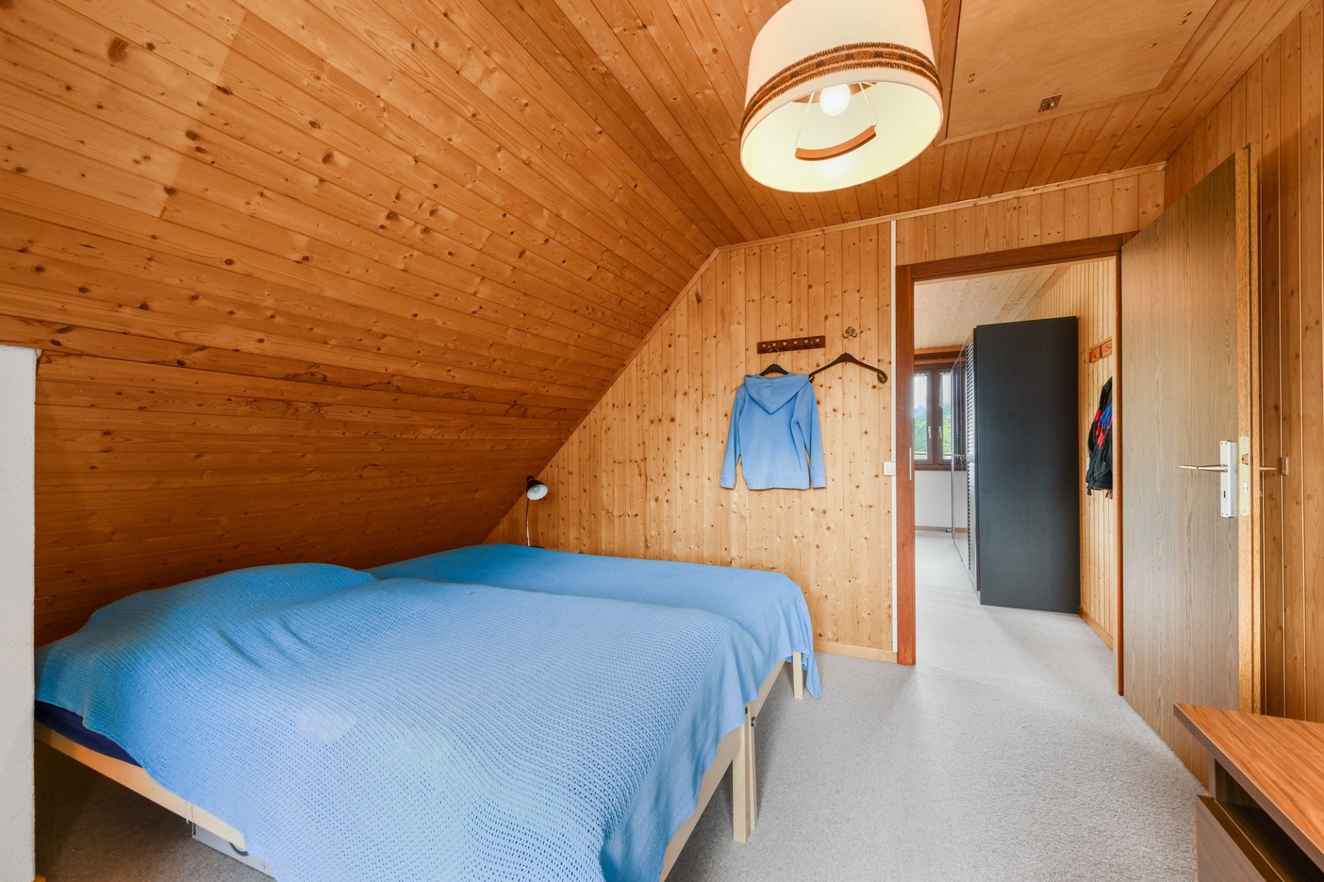 Gemütliches Dachgeschoss-Schlafzimmer mit Holzverkleidung