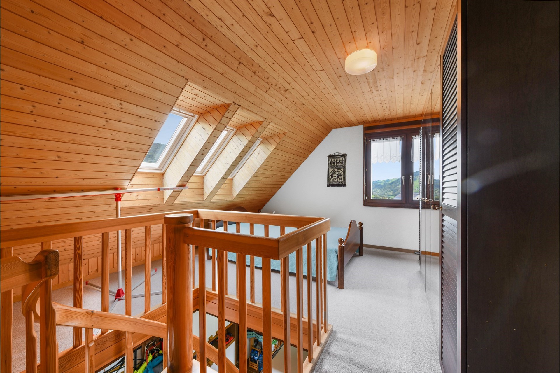Dachgeschoss mit Holzverkleidung und Galerie
