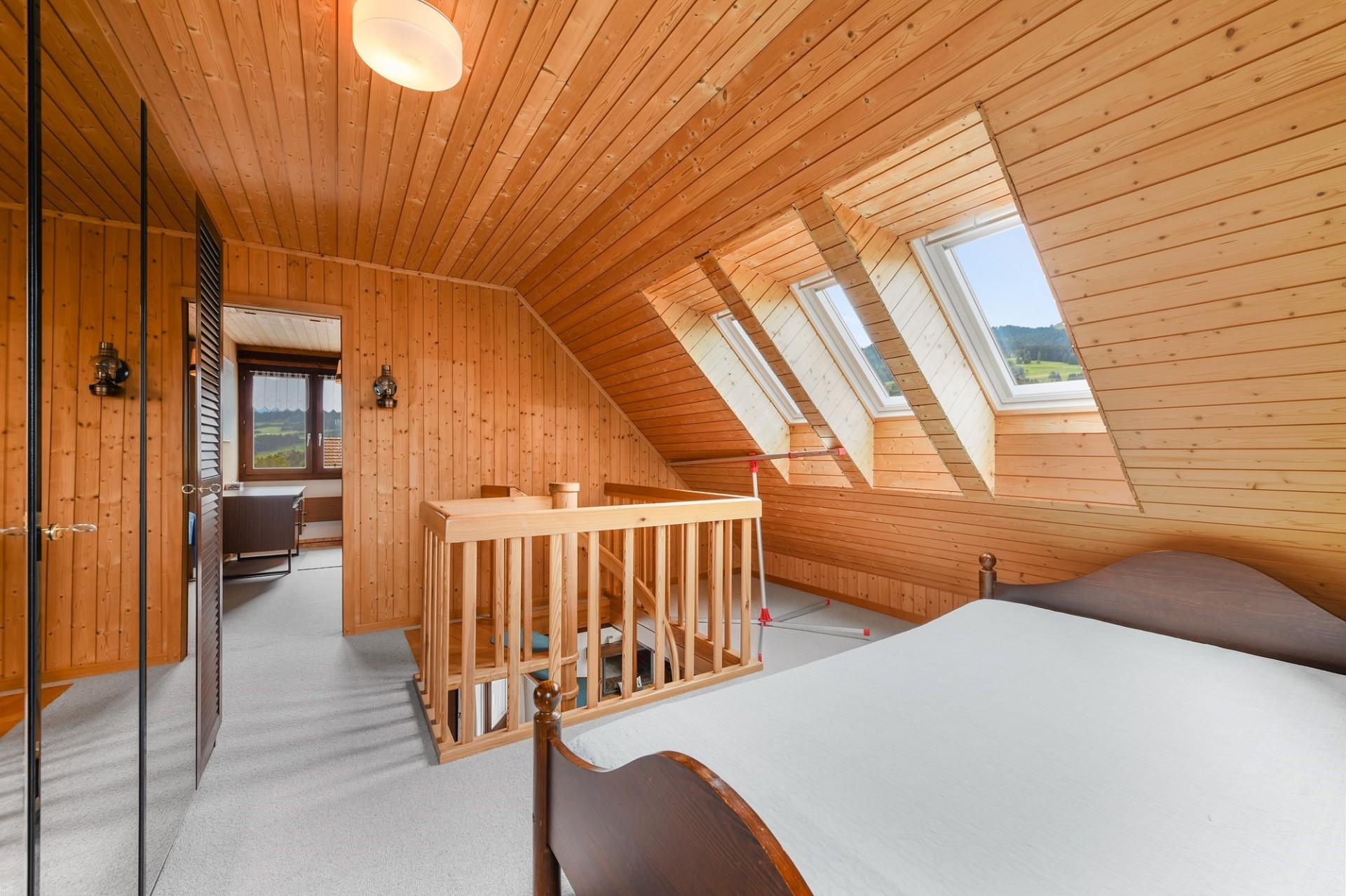 Dachgeschoss-Schlafzimmer mit Holzverkleidung