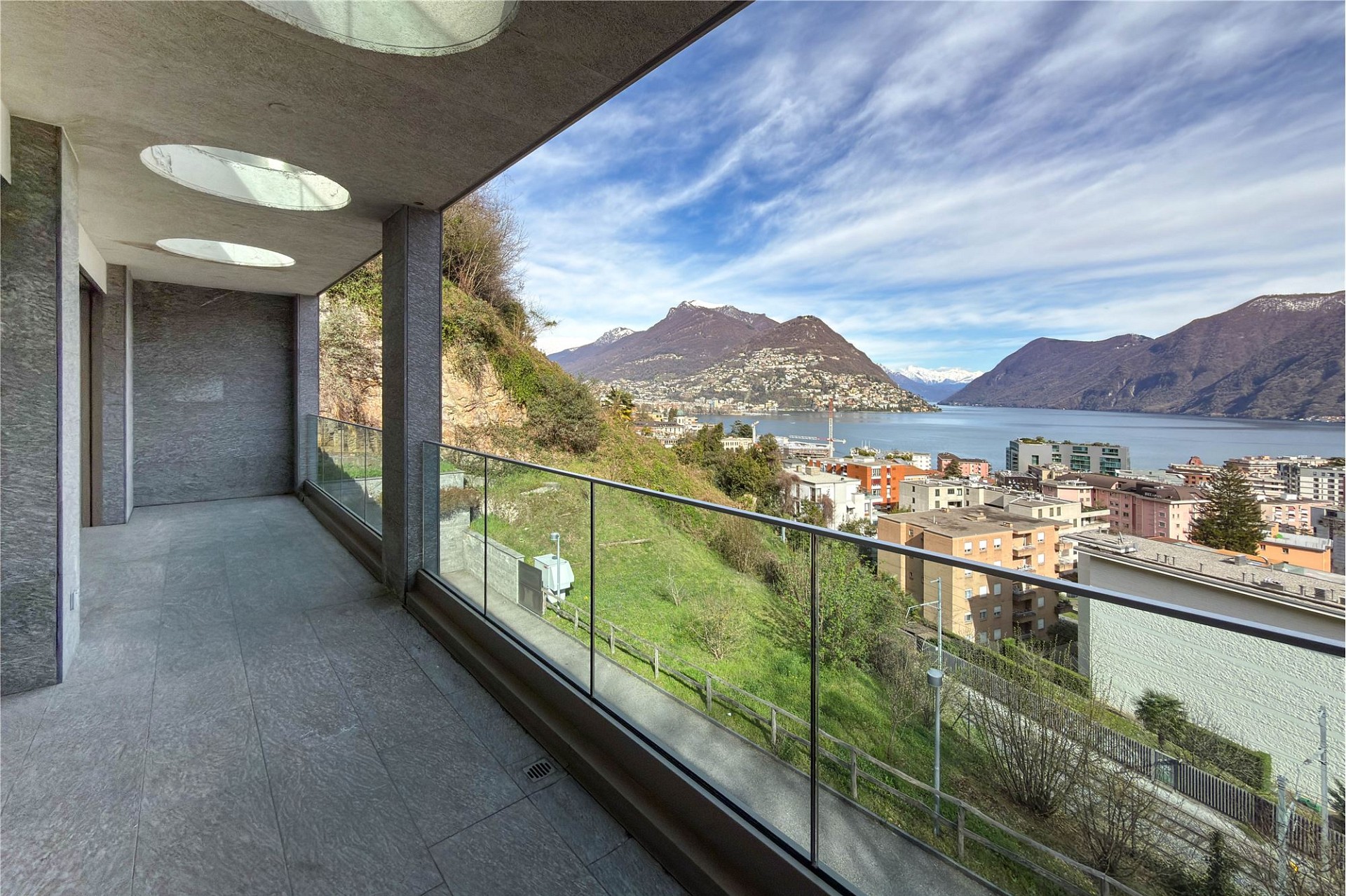 Balkon mit Panoramablick auf See und Berge