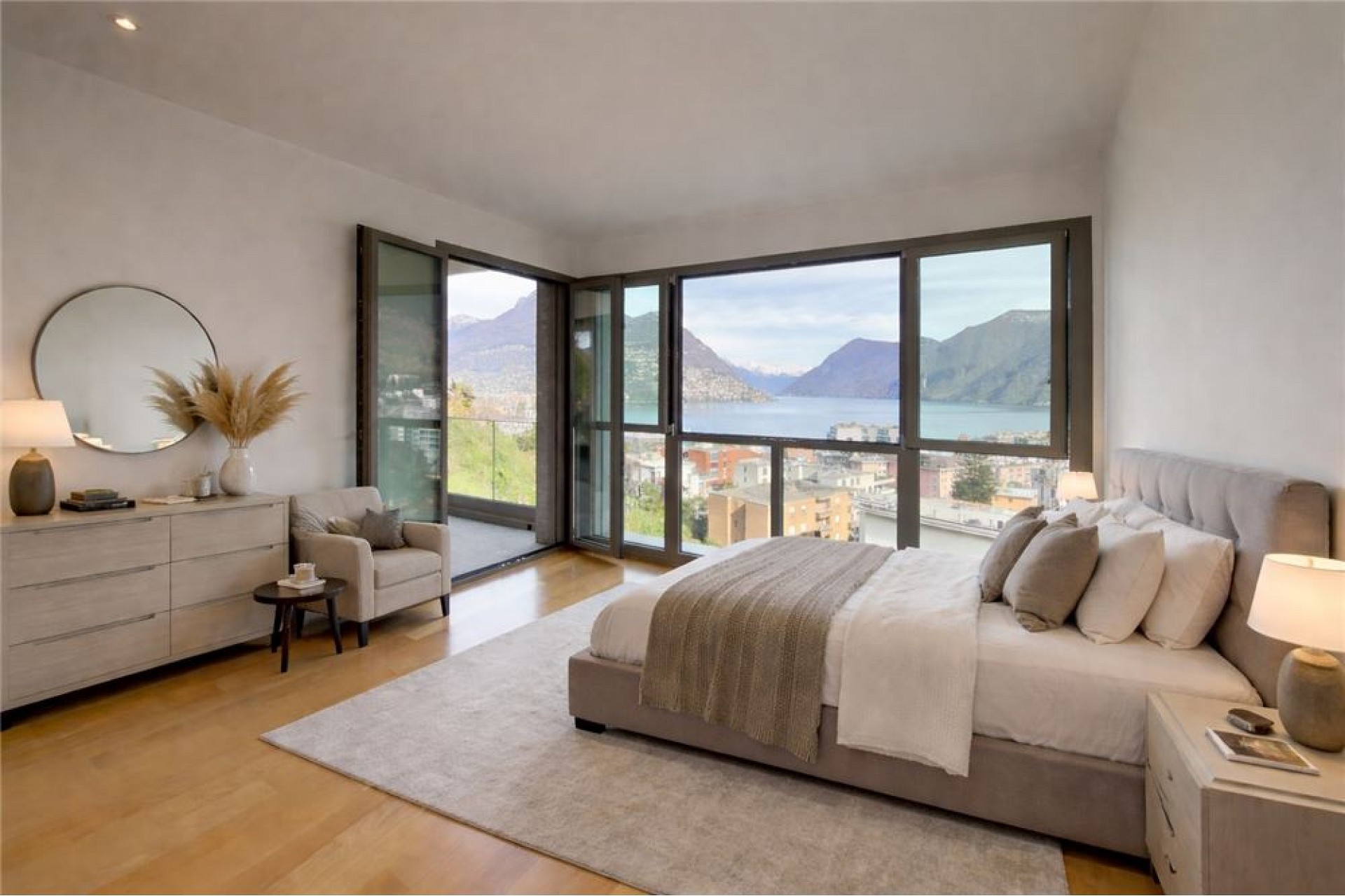 Helles Schlafzimmer mit Seeblick