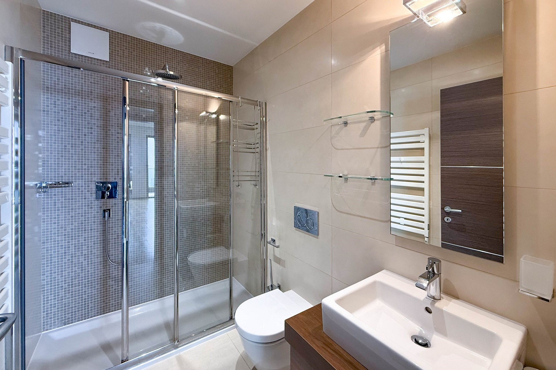 Modernes Badezimmer mit Glasdusche