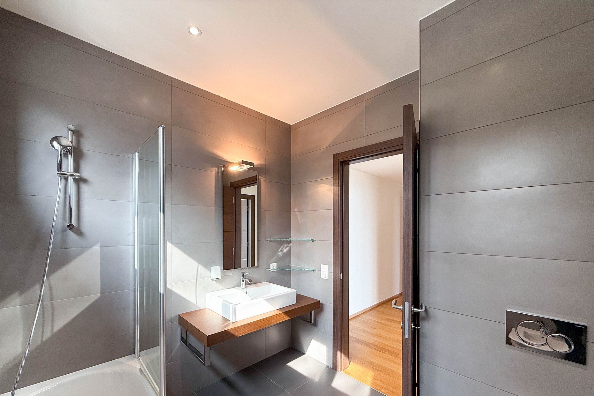 Modernes Badezimmer mit Walk-in-Dusche und Waschtisch