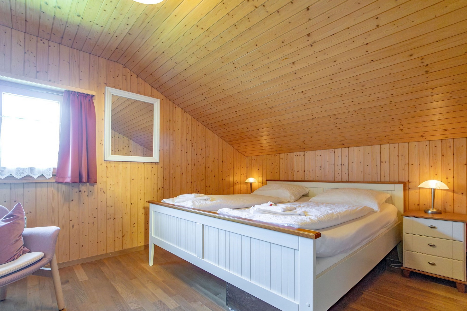 Gemütliches Holzzimmer mit Doppelbett
