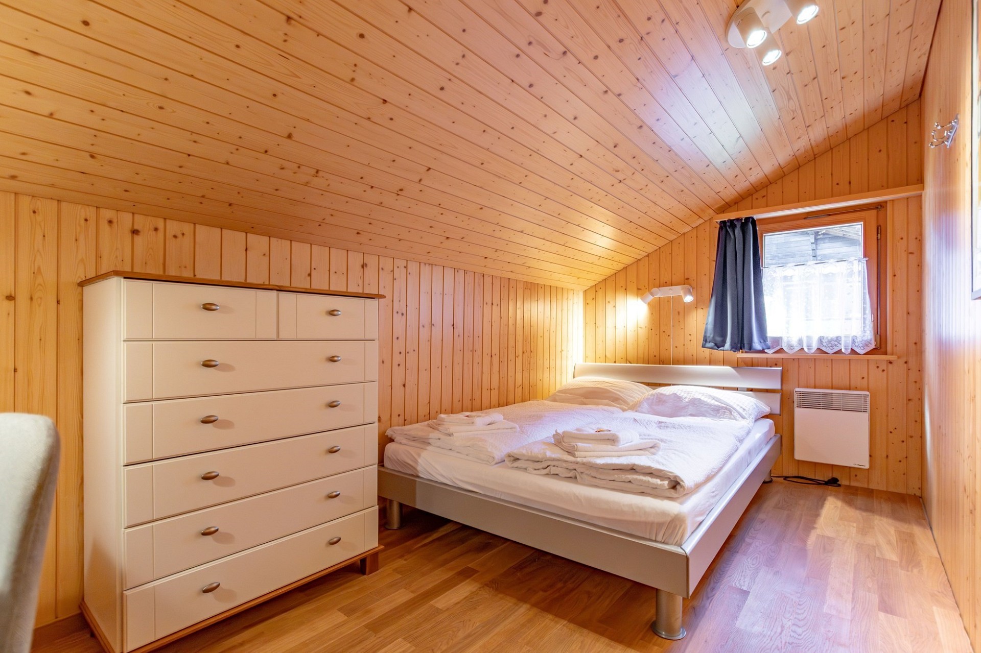 Gemütliches Holzschlafzimmer mit Dachschräge