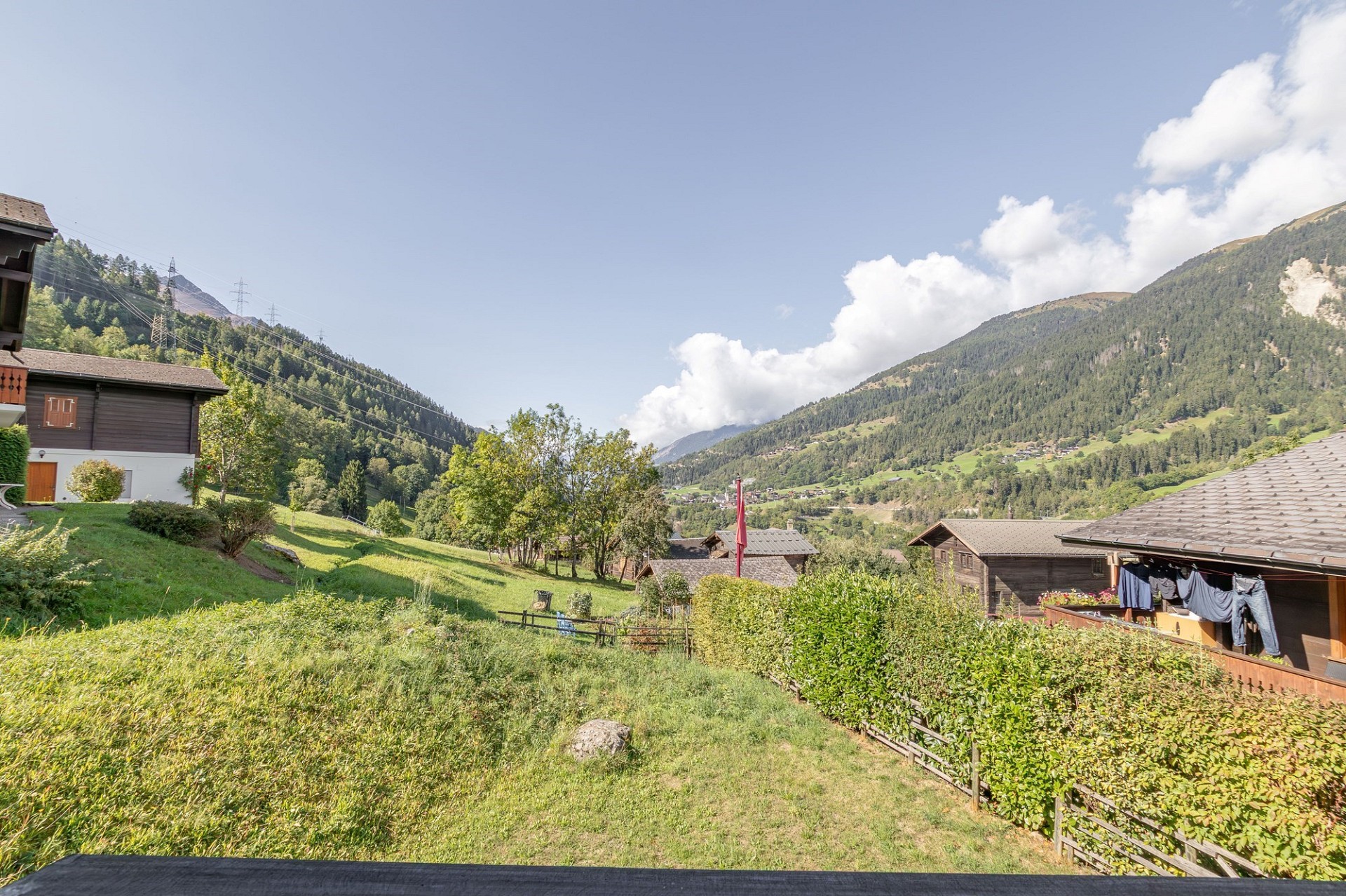 Berglandschaft mit Häusern und Garten