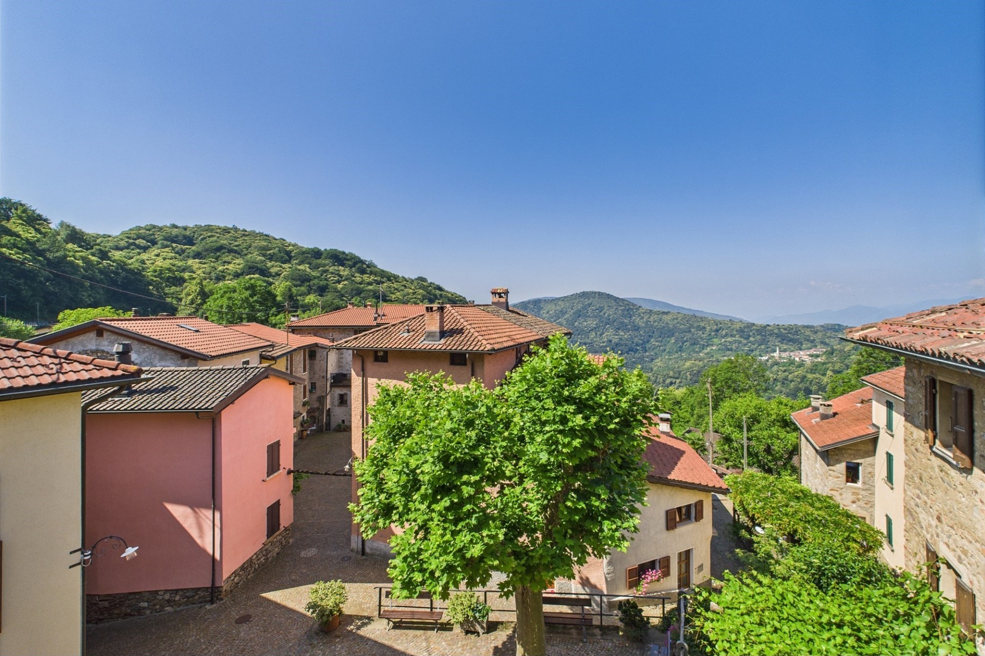 Dorf mit Bergblick