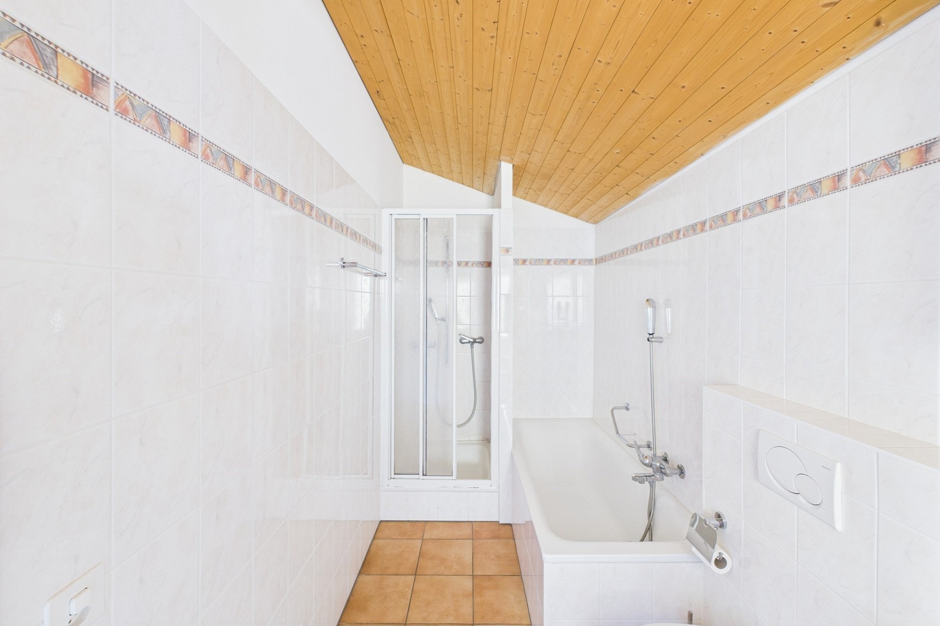Längliches Badezimmer mit Badewanne und Dusche