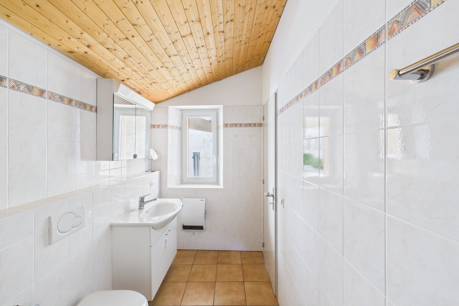 Helles Bad mit Holzdecke