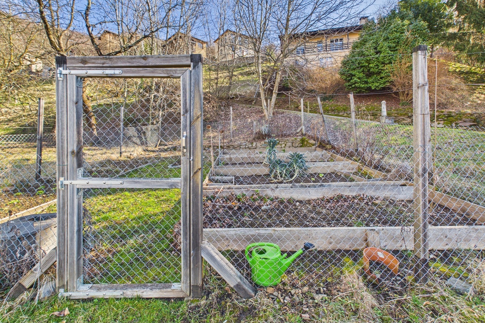 Garten mit Hochbeeten und Zaun