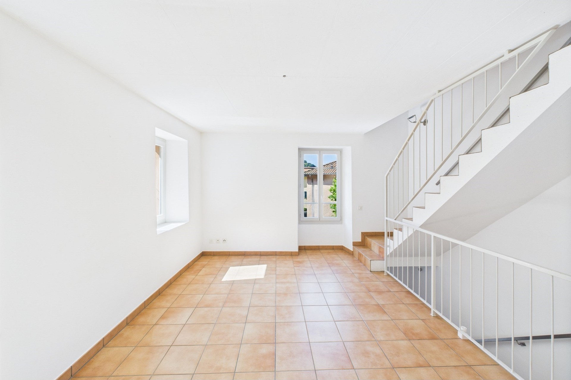 Heller Flur mit Treppe